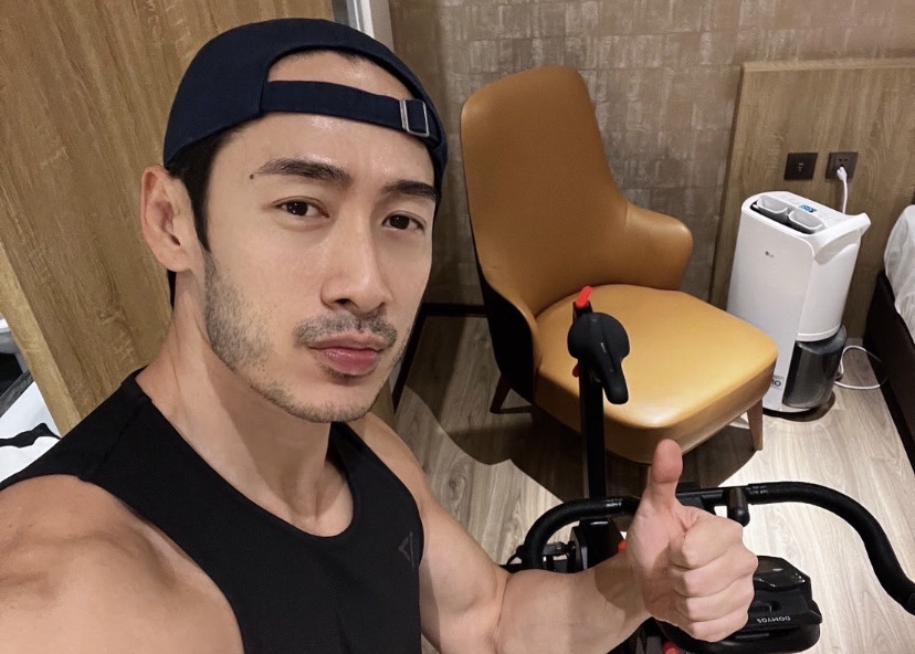 路斯明在防疫隔離期間，每天至少運動1.5小時，因生活規律而瘦了5公斤，又當起表演老師開啟副業，反而有豐富意外的收穫。（公視提供）