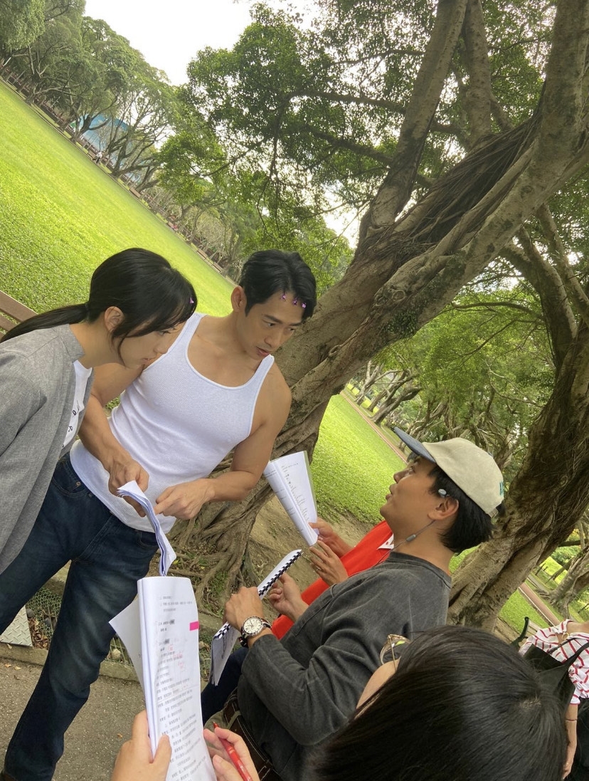 從小在美國長大的路斯明，這次為本次演出特別苦練台語，演出前跟導演溝通。（公視提供）