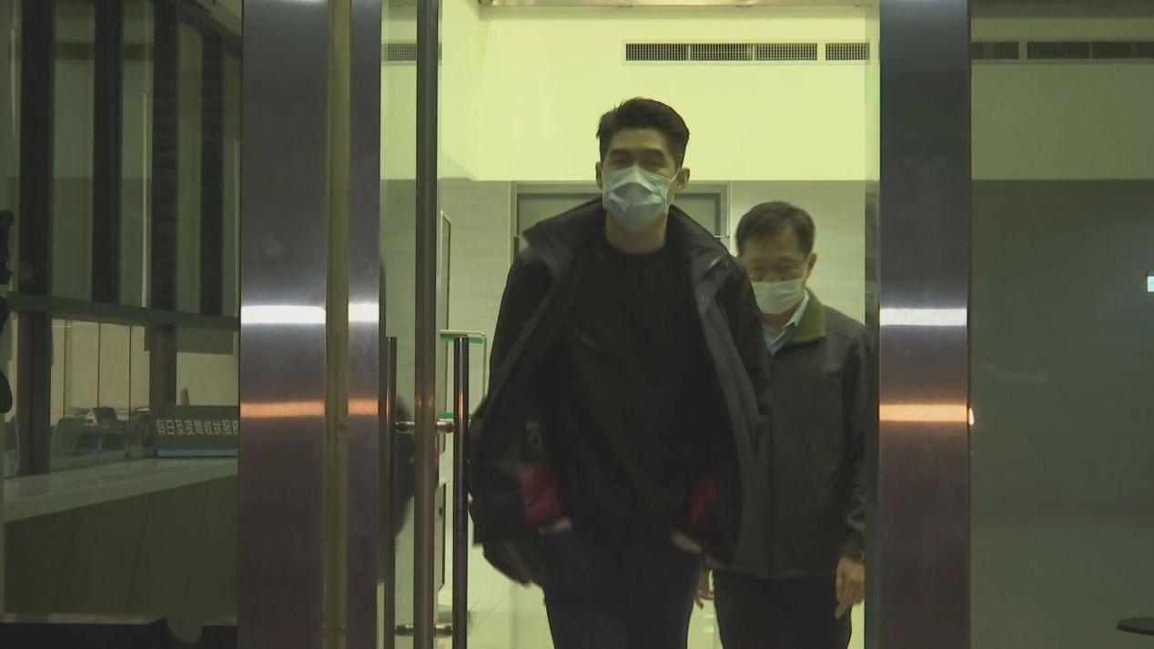 士林地檢署偵辦濫倒廢棄土牟利案，土方公會理事長王建翔（左）也被帶回調查。