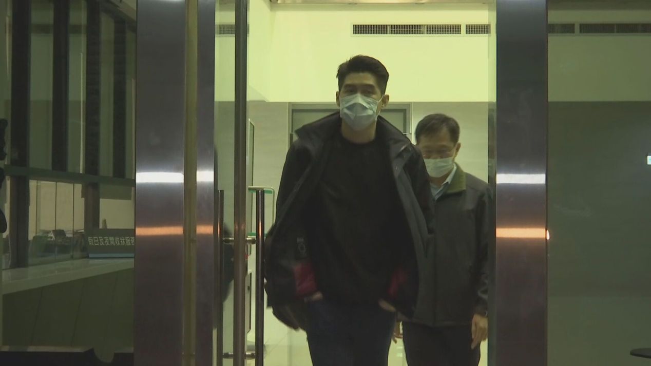 士林地檢署偵辦濫倒廢棄土牟利案，土方公會理事長王建翔（左）也被帶回調查。