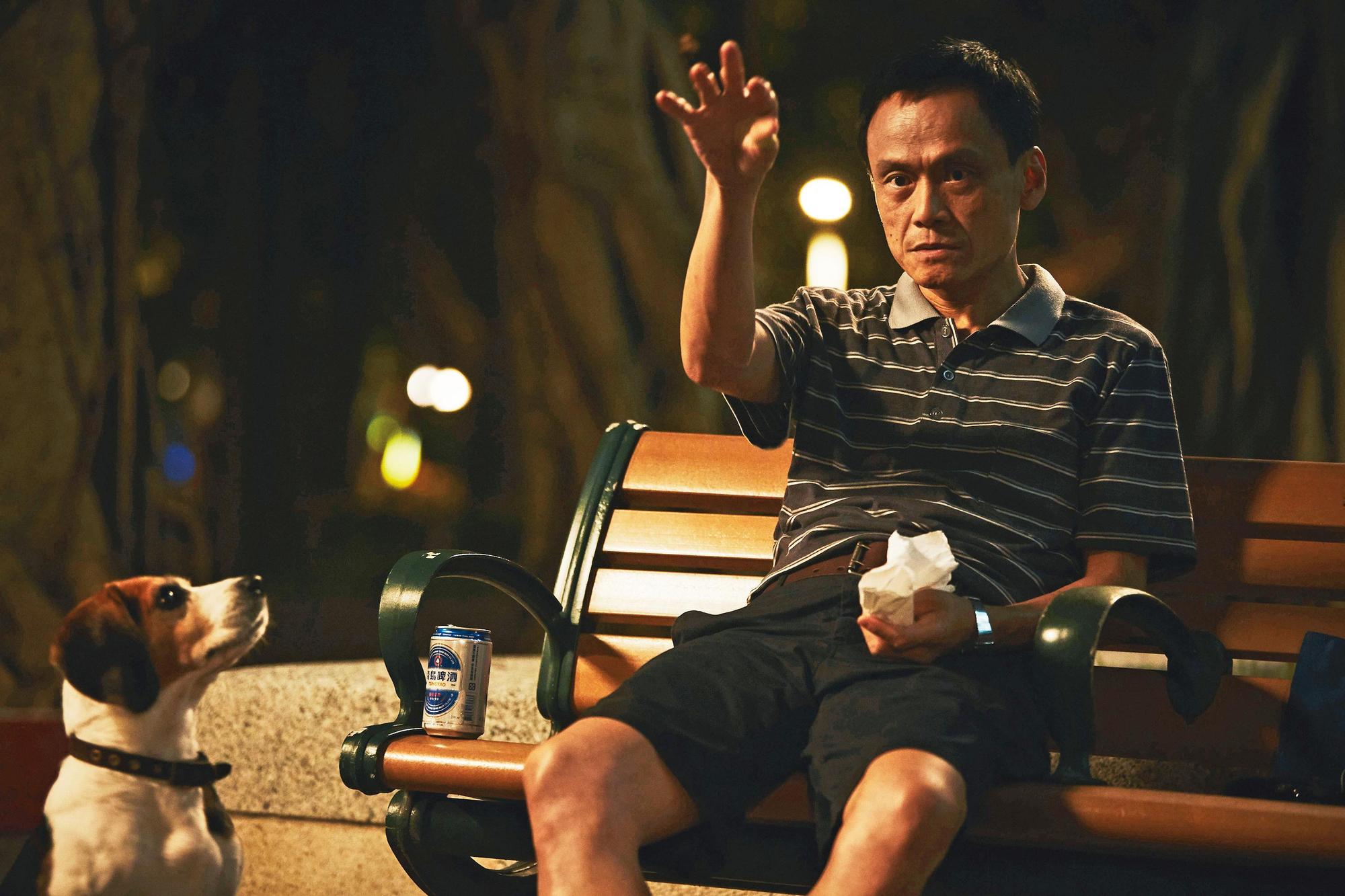 戲裡陳以文經常餵食小狗演員Terry,雙方互動良好,對戲時格外自然。(好威映象提供)