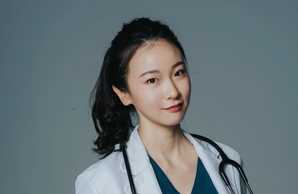 一名來自馬來西亞的家醫科女醫在PTT表特板被熱烈討論。（李嫣雯醫師授權提供）