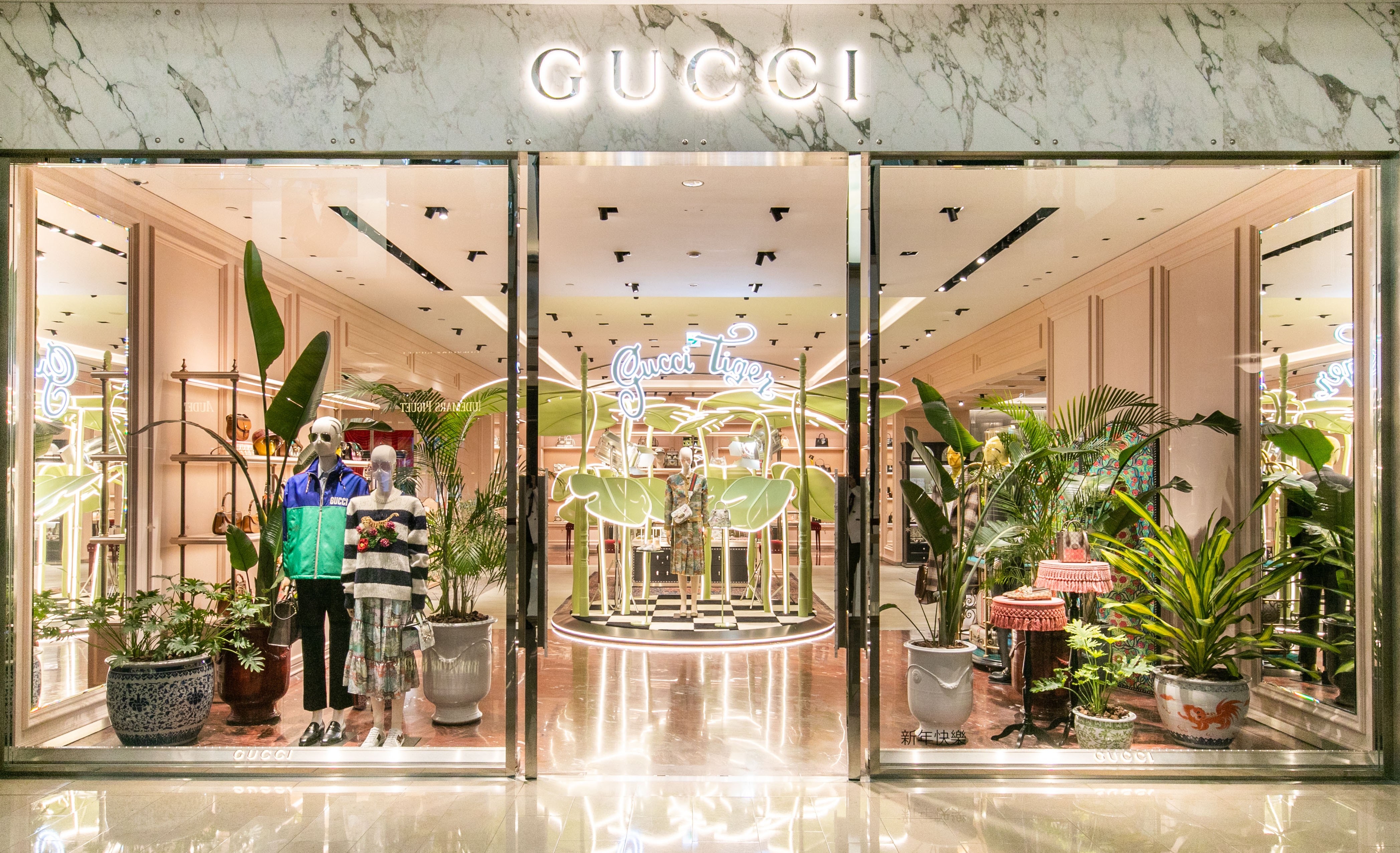 迎接虎年,全球Gucci專門店的主題櫥窗及期間限定店登場,台北101也開了店中店。(Gucci提供)