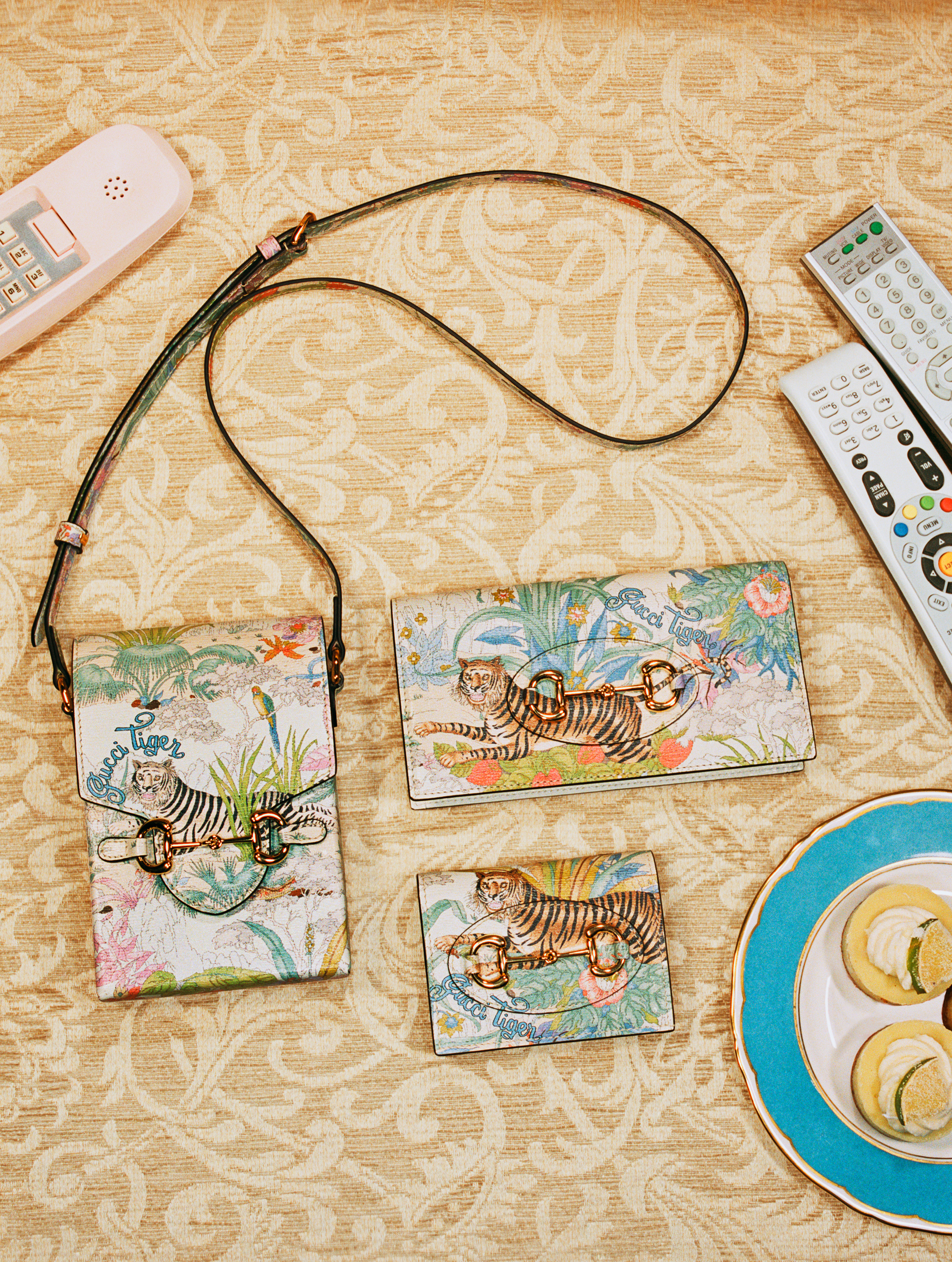 老虎圖騰結合經典Flora花卉圖案,運用在短夾(NT$17,700)、錢包 (NT$28,300)上。(Gucci提供)