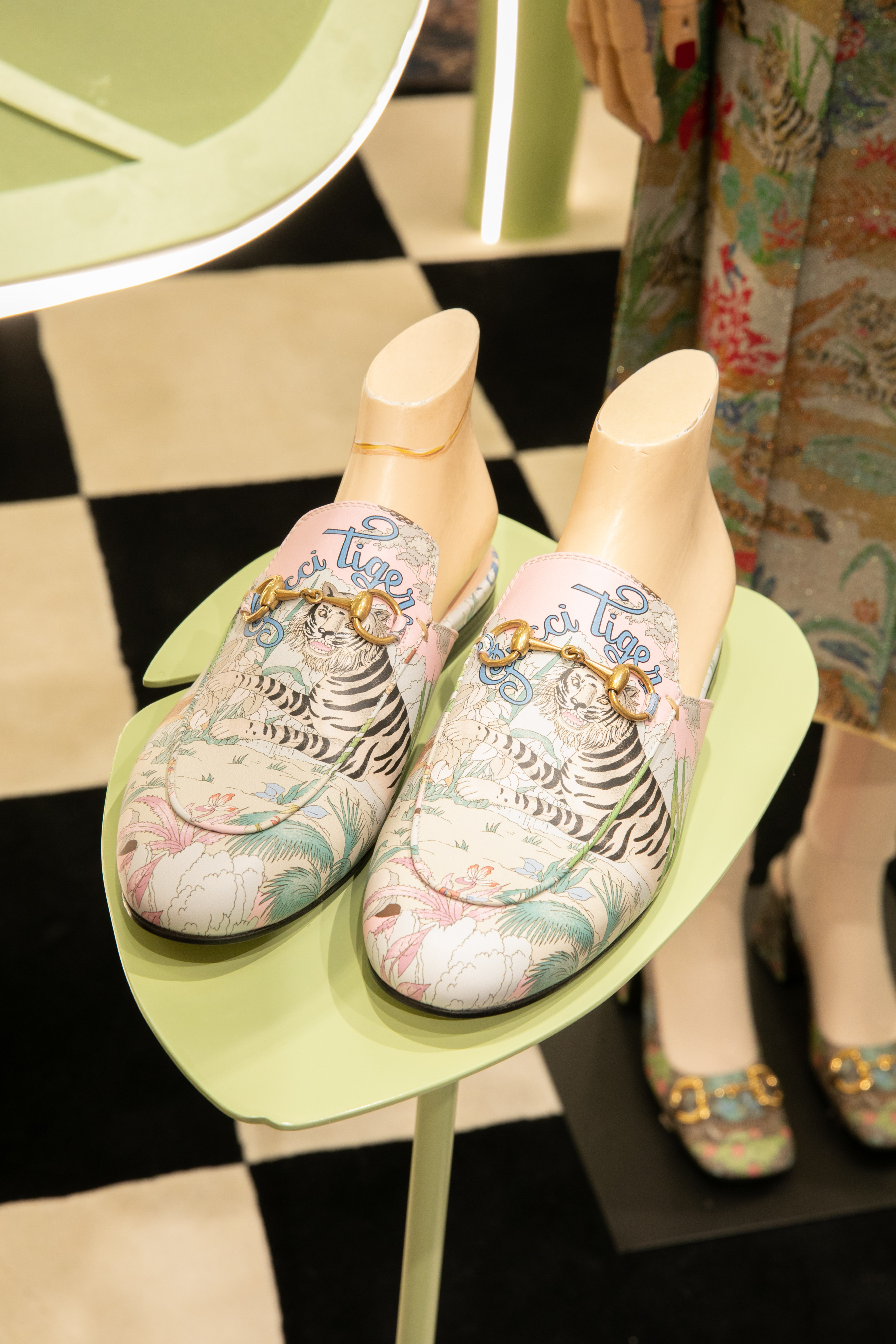 虎年主題馬銜鍊鞋款是台北101獨賣款,NT$32,900。(Gucci提供)