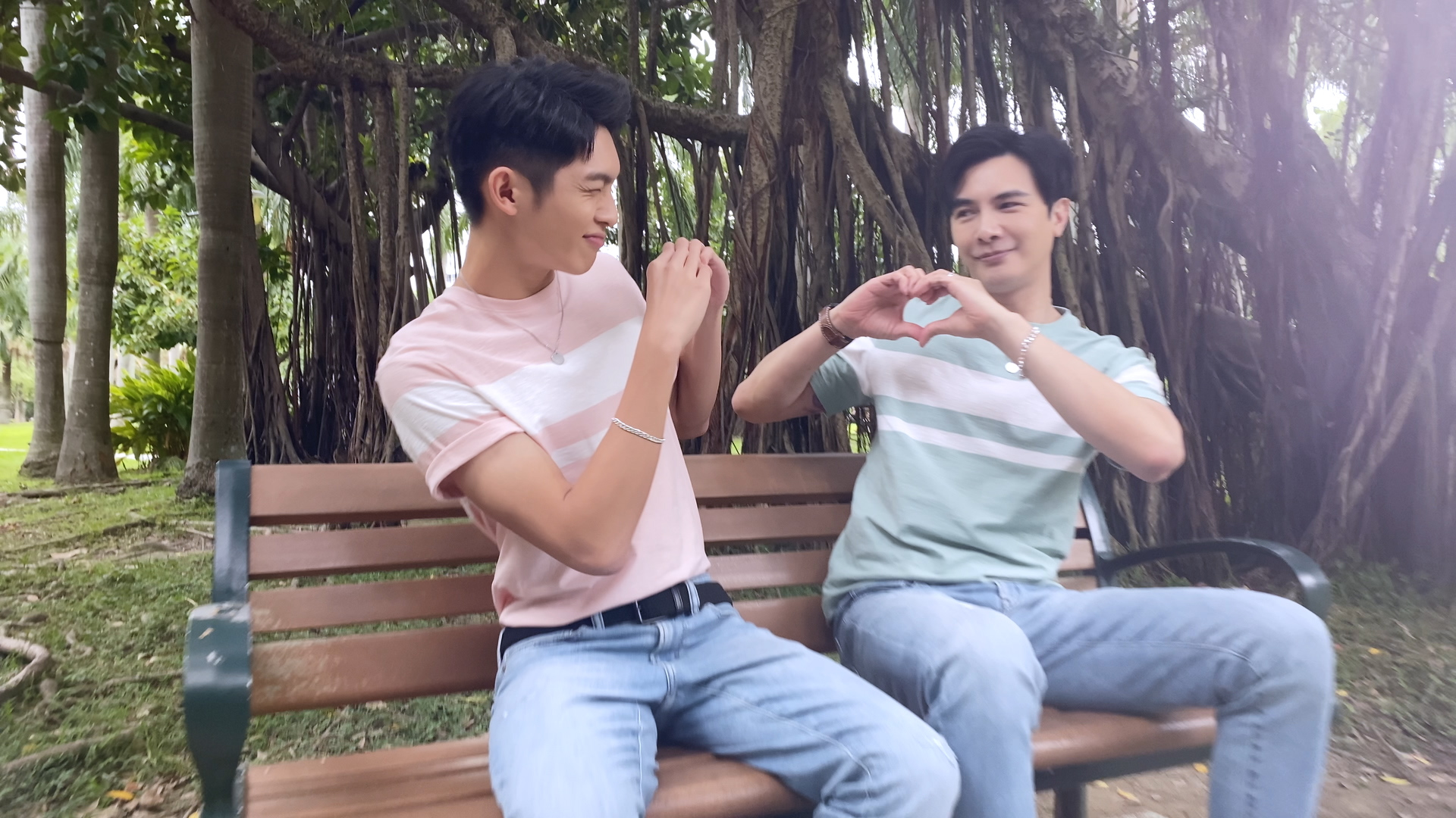 謝佳見（右）主演的《酷蓋爸爸》攻進南美洲市場，吸引當地YouTuber邀訪。（GagaOOLala提供）