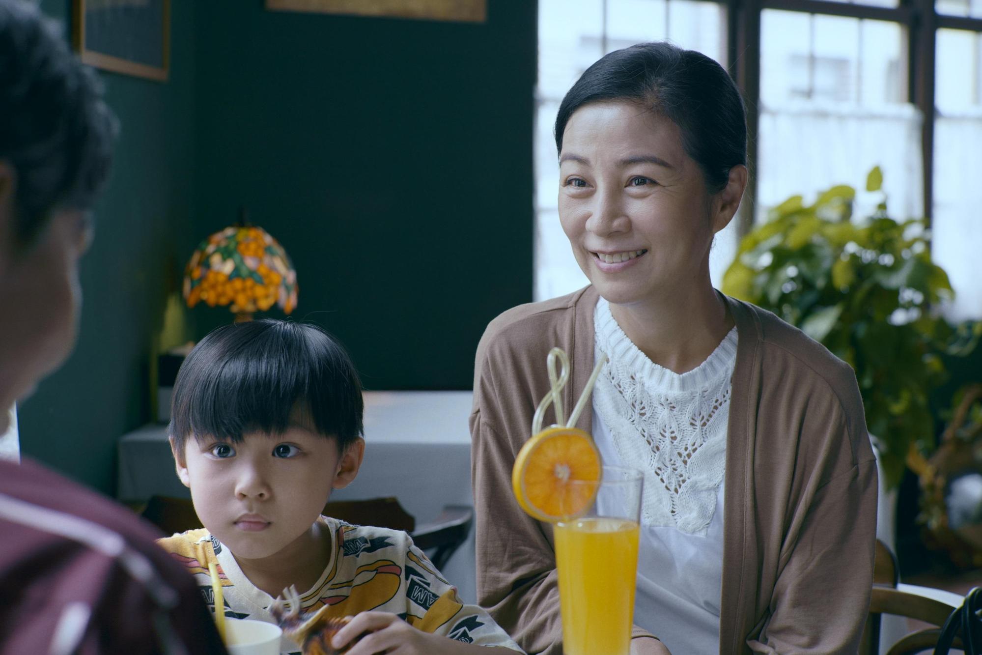 方文琳(右)主演熟齡女同作品《安可瑪莎》,同時也獻唱主題女。(GagaOOLala提供)