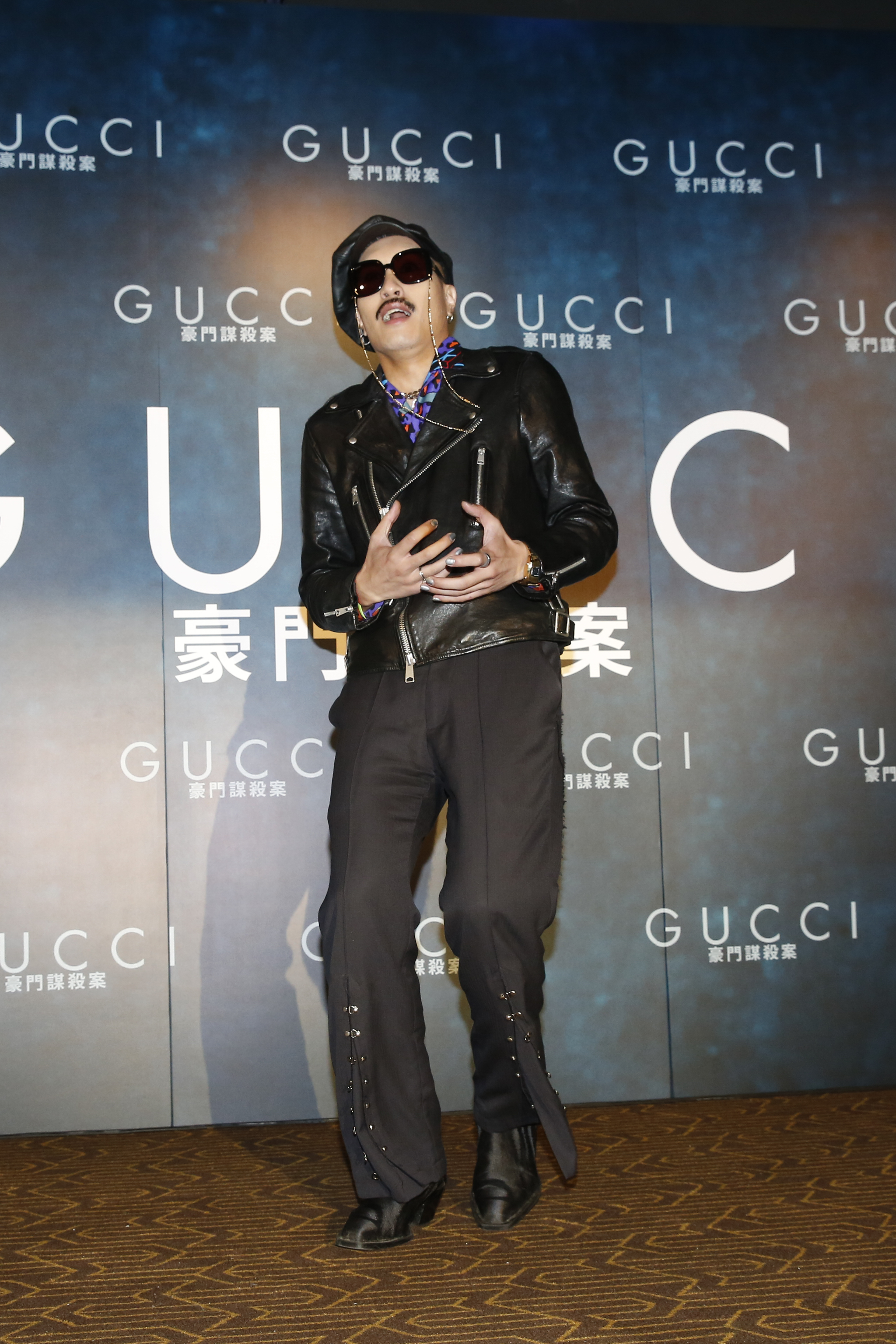 黃宣戴上GUCCI的墨鏡呼應電影的主題。