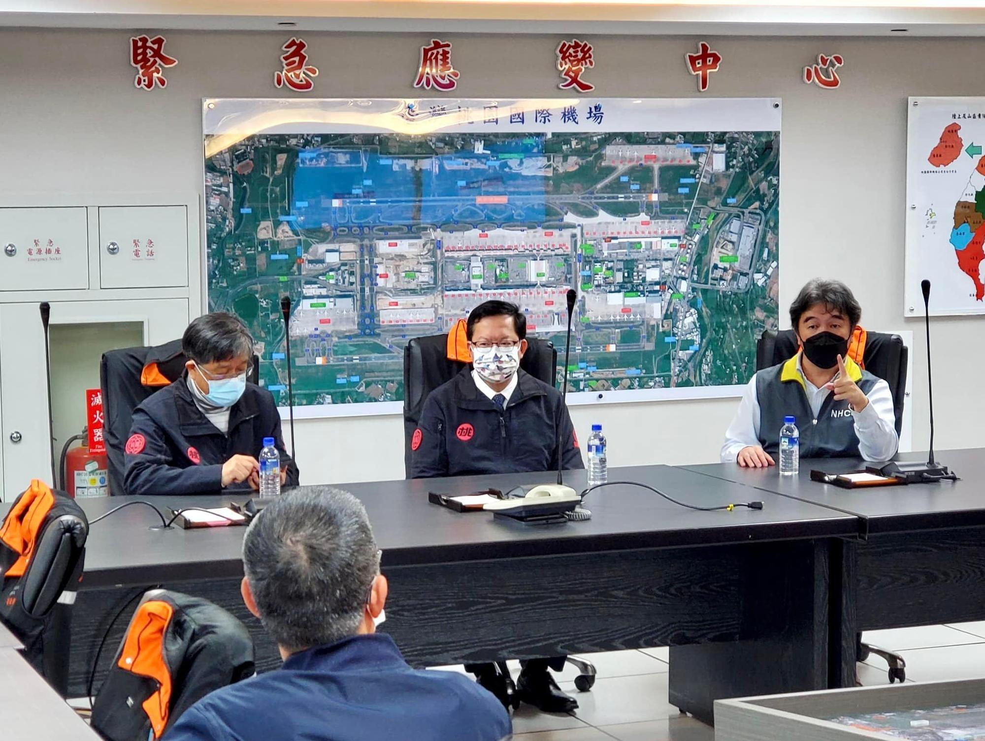 昨(6日)深夜桃園市長鄭文燦(中)與前進指揮所指揮官王必勝(右)說明最新疫情狀況。(翻攝自鄭文燦臉書)