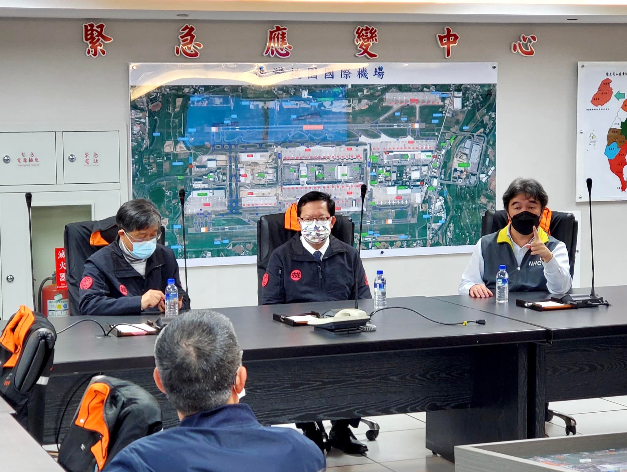 昨（6日）深夜桃園市長鄭文燦（中）與前進指揮所指揮官王必勝（右）說明最新疫情狀況。（翻攝自鄭文燦臉書）