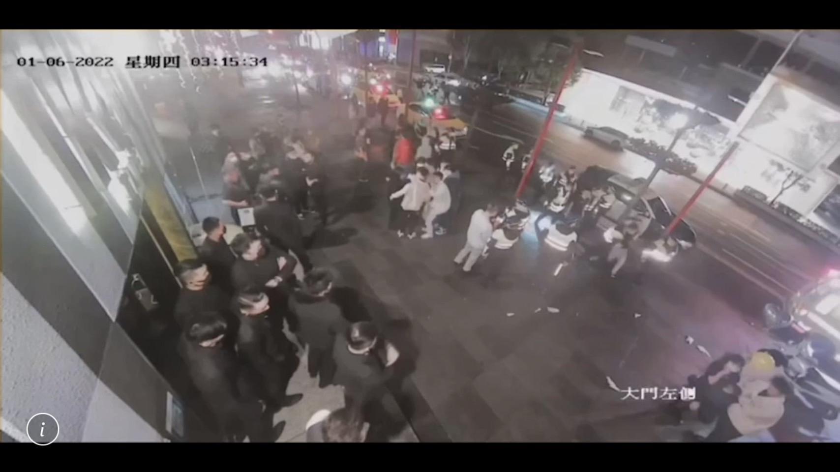 白男等人一路從夜店內打到店外,警方獲報後出動快打部隊到場壓制。(警方提供)