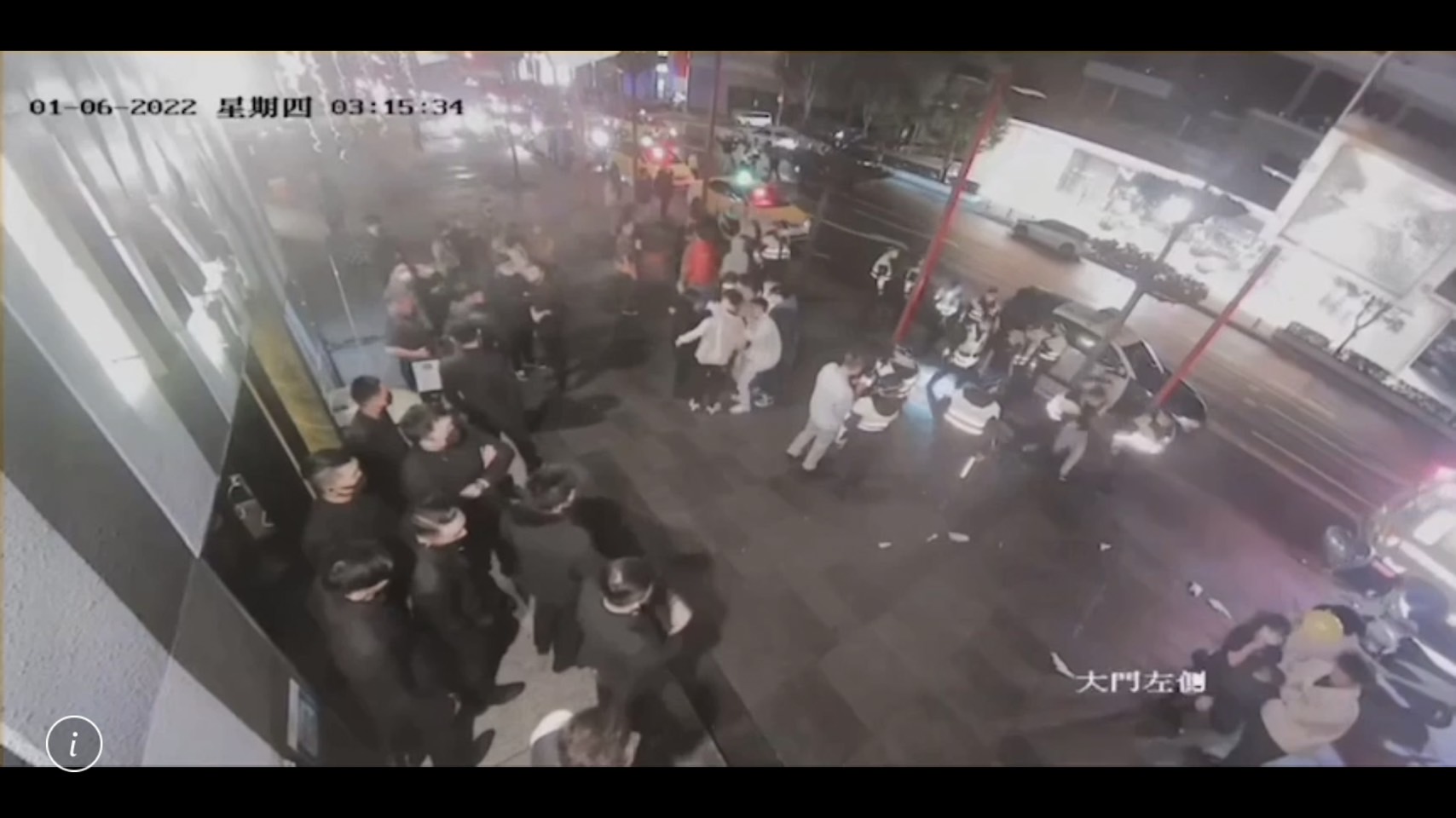 白男等人一路從夜店內打到店外，警方獲報後出動快打部隊到場壓制。（警方提供）