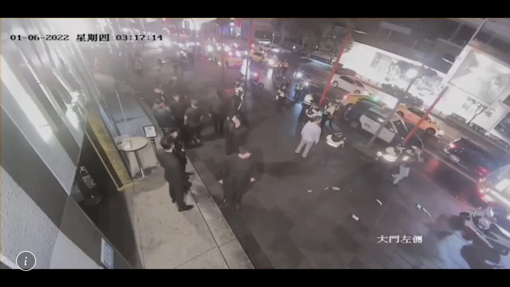 十餘名男子在店外打成一片，夜店報警後也派人在門口安管。（警方提供）