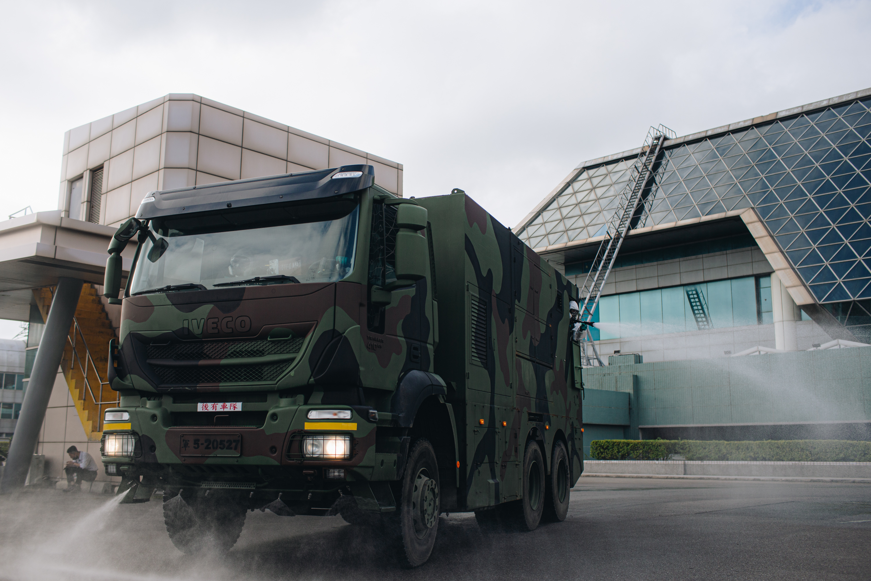 桃園機場COVID-19群聚擴大，已累積12例確診。圖為33化學兵群日前協助桃機消毒。（國防部提供）