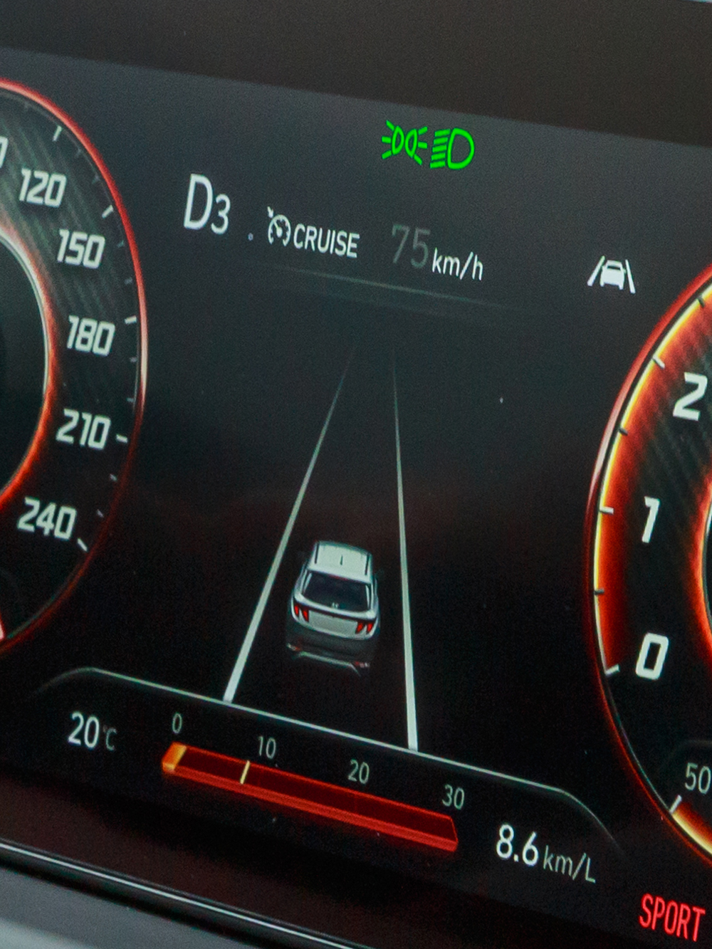 所搭載的「HYUNDAI SmartSense」Level 2半自動駕駛無論是加減油門或是煞車減速都非常線性。