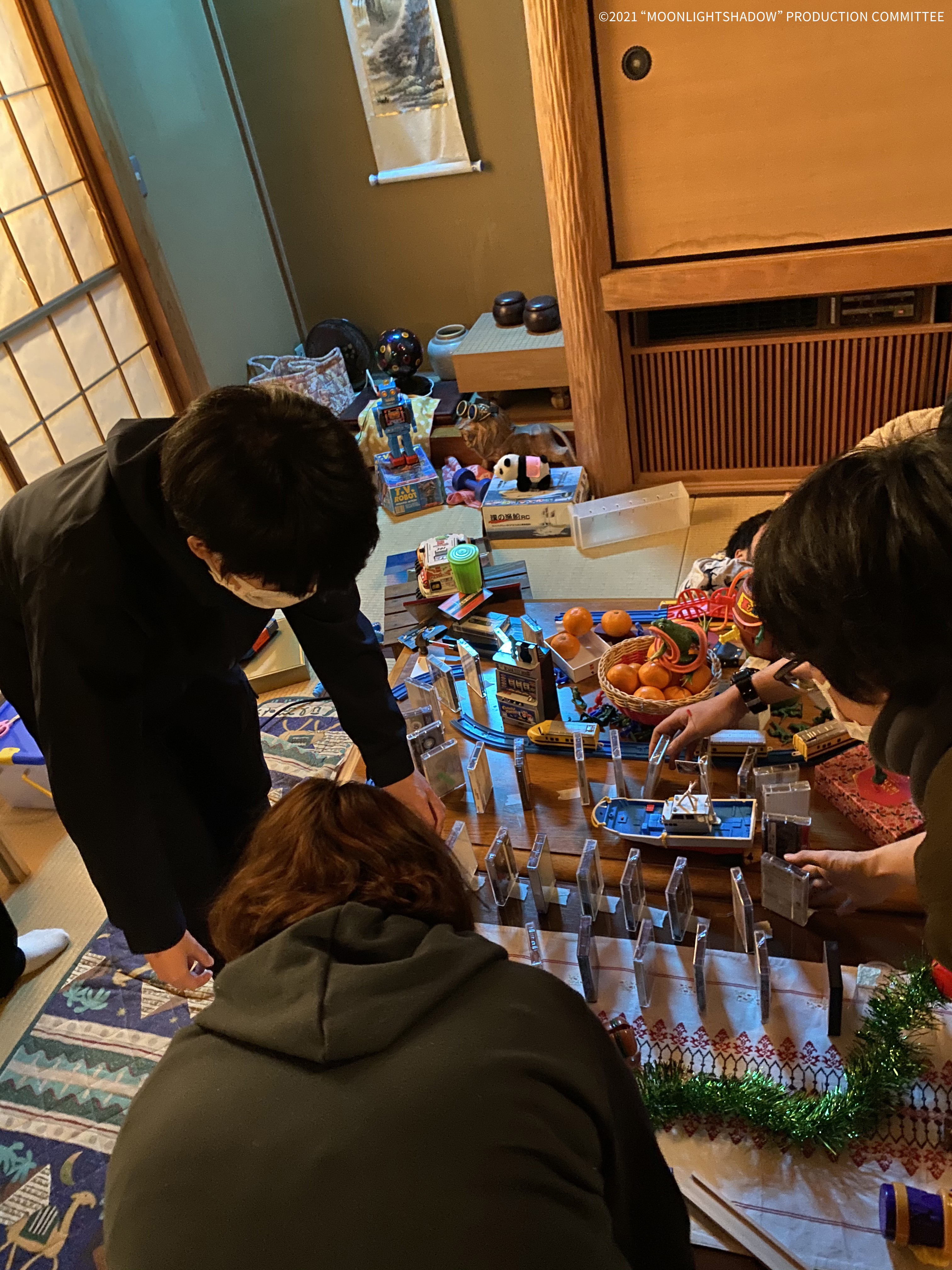 電影中4要角一起玩骨牌的場景，動員不少工作人員布置現場，拍攝時更是充滿緊張氣氛。（可樂電影提供）