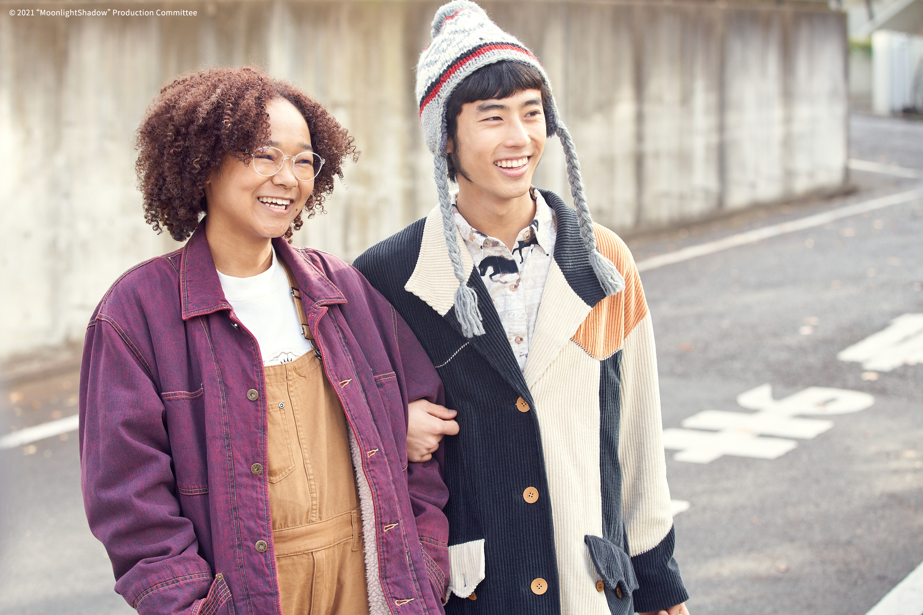 日本、迦納混血的模特兒中原奈奈（左）在《月影》飾演弓子，是佐藤緋美的女友。（可樂電影提供）