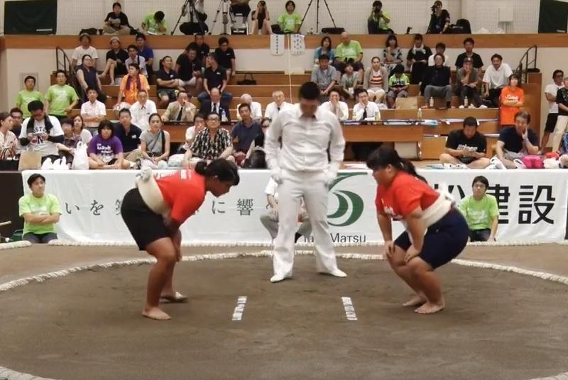 日本女性挑戰相撲。(翻攝自わんぱく相撲全国大会YouTube)