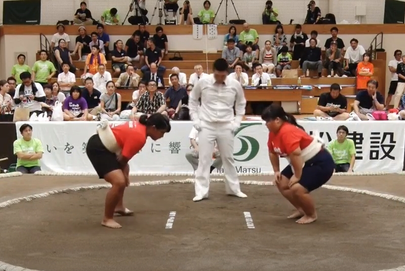 日本女性挑戰相撲。（翻攝自わんぱく相撲全国大会YouTube）