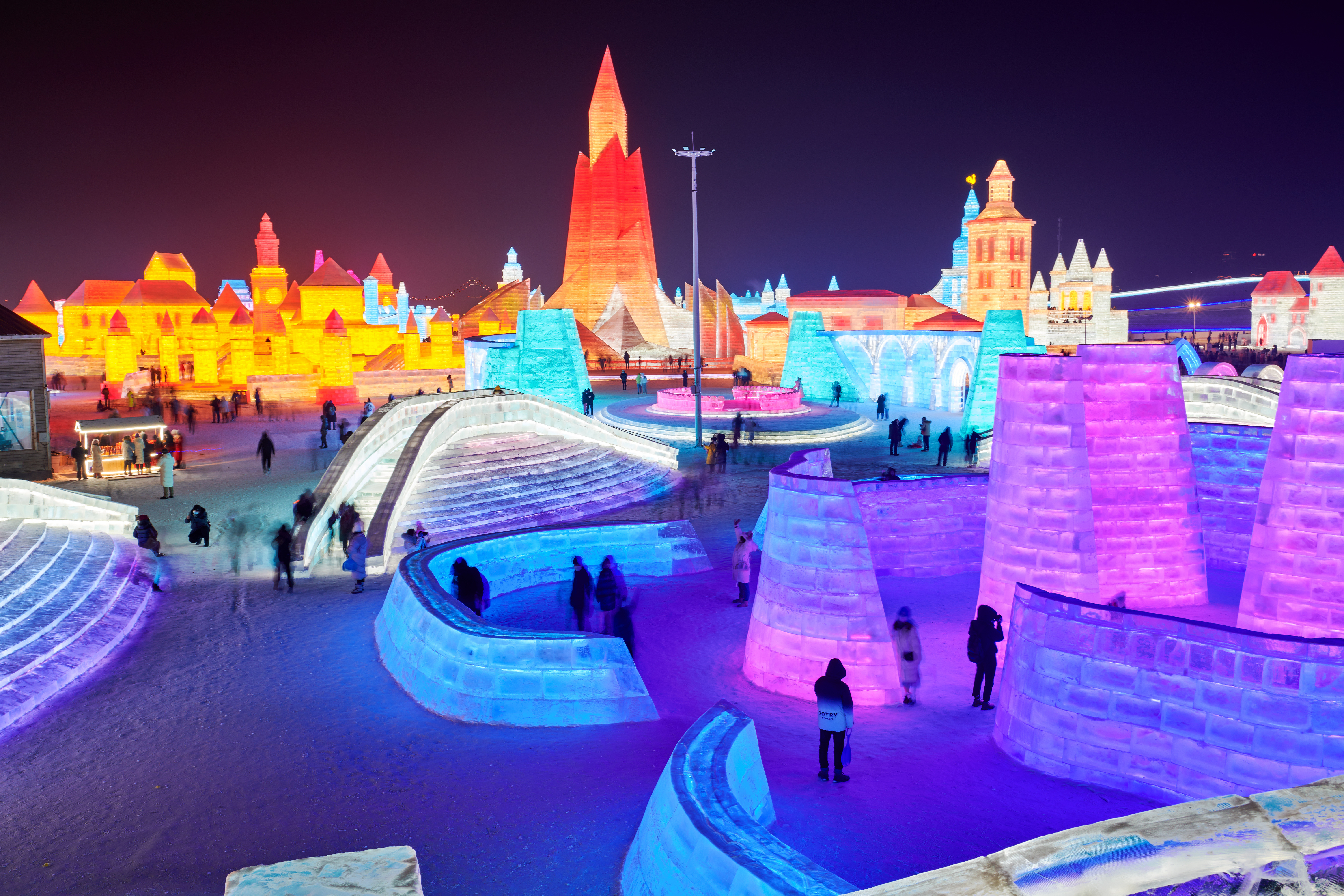 哈爾濱的冰雪大世界有各式冰雕，不過因為疫情，參觀人數不如以往；示意圖。（東方IC）