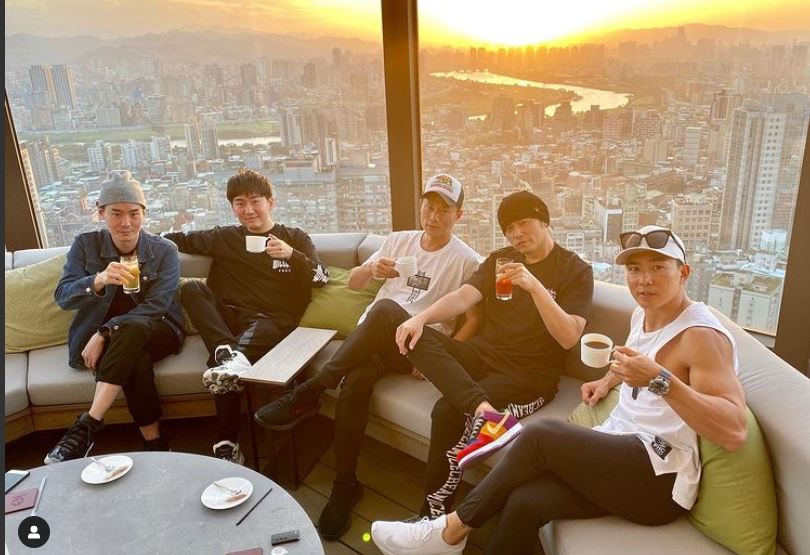 發行Phanta Bear的Ezek平台計畫發起人之一是周杰倫（右二）好友劉畊宏（右）。（翻攝自周杰倫IG）