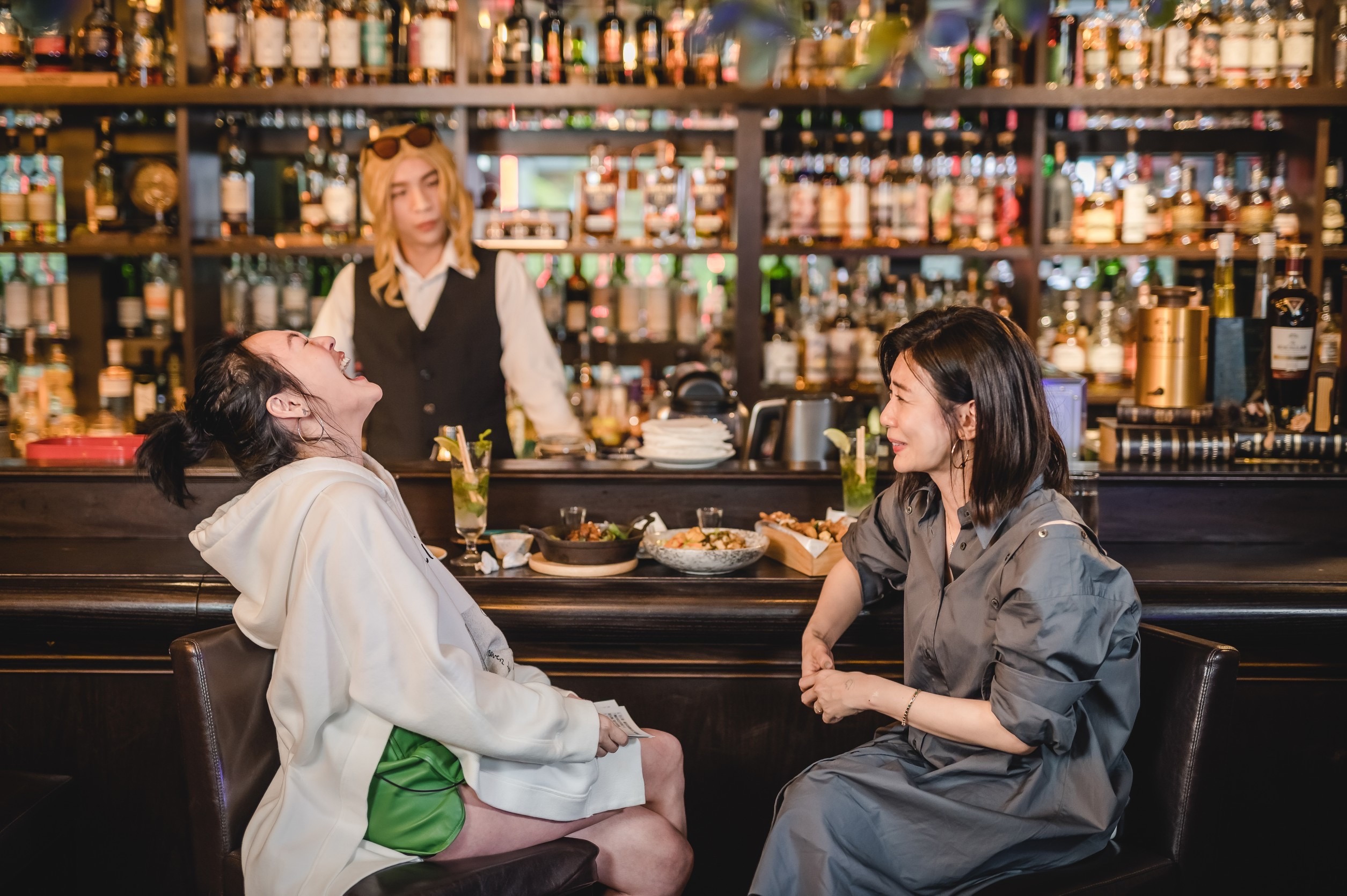 小S與來賓賈靜雯大聊人妻話題火力十足。（CATCHPLAY提供）