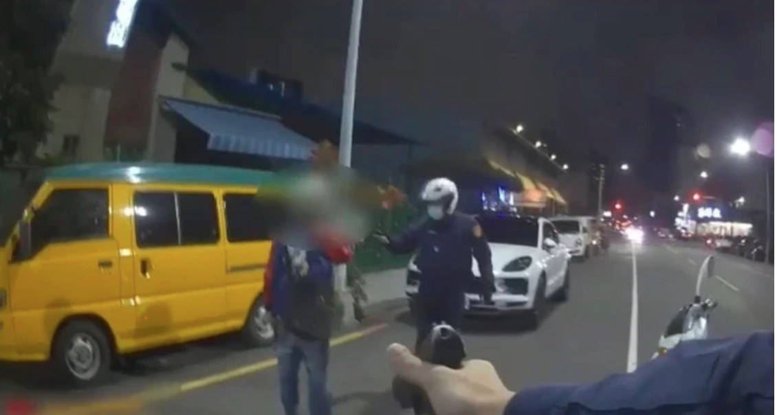警方對空鳴槍後,持辣椒水與蔡男對峙。(翻攝畫面)