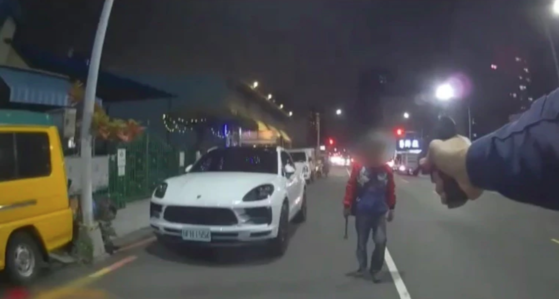  蔡男遭警方攔查後，竟持斧頭逼近員警作勢攻擊。（翻攝畫面）