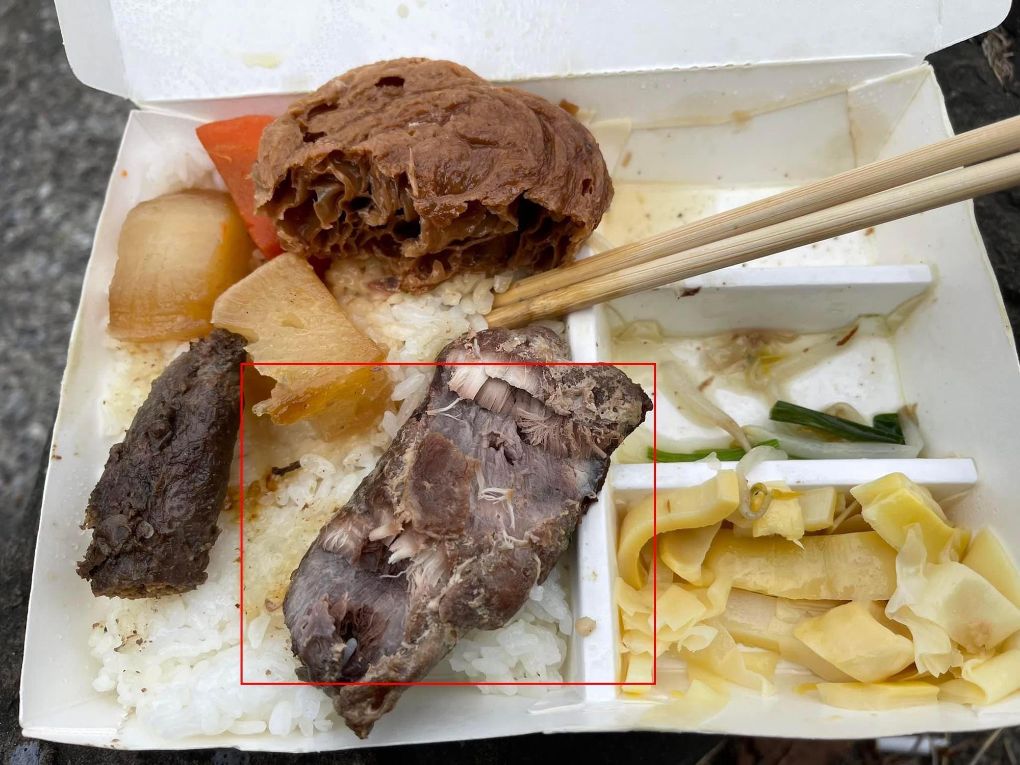 有網友發文說自己買便當的主菜,竟然是「老鼠肉」!(翻攝自爆廢公社公開版)