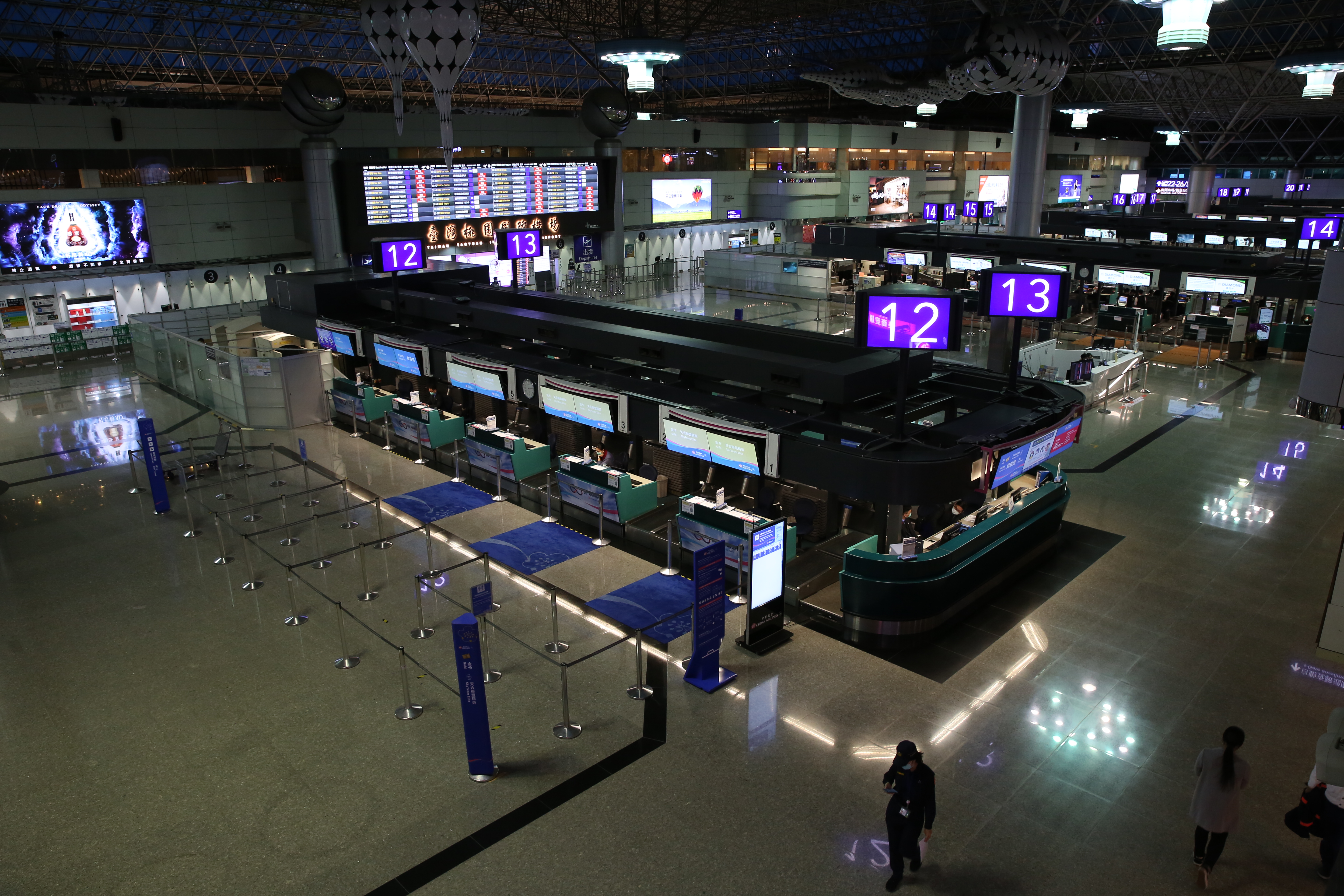 桃園機場群聚案持續擴大中，加上有不少人已判定感染Omicron，國內疫情再度升溫。（本刊資料照）