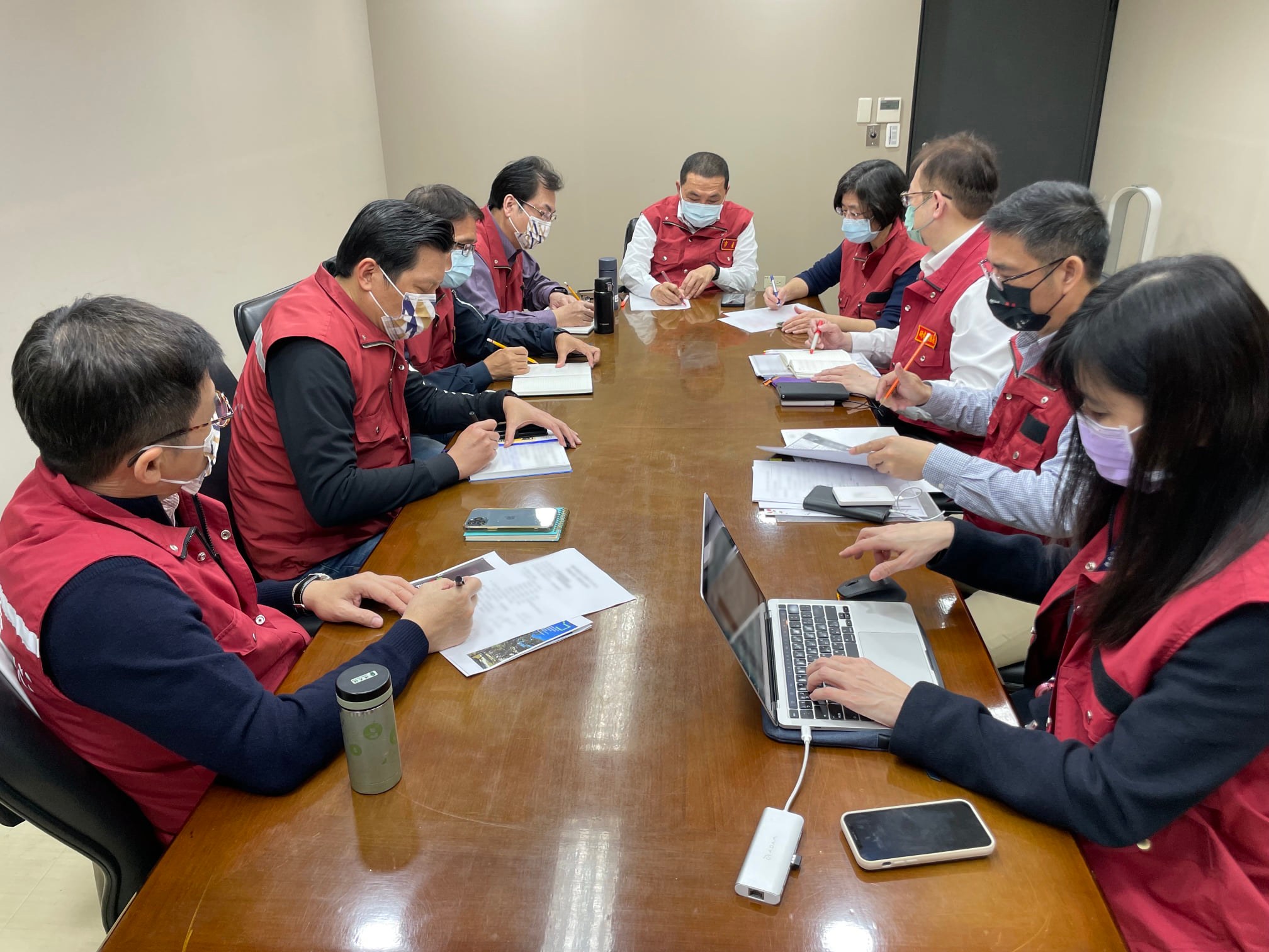 侯友宜宣布，即日起無論拍照、唱歌時，或是在無法保持距離的場合，不分室內室外，請務必戴上口罩。（翻攝自侯友宜臉書）