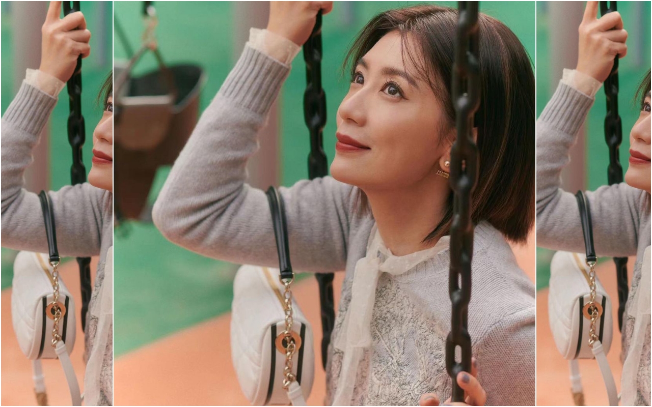 賈靜雯的Dior Vibe Hobo白色籐格紋羊皮小型肩背包與黑色手提把。NT$97,000（翻攝自賈靜雯IG）