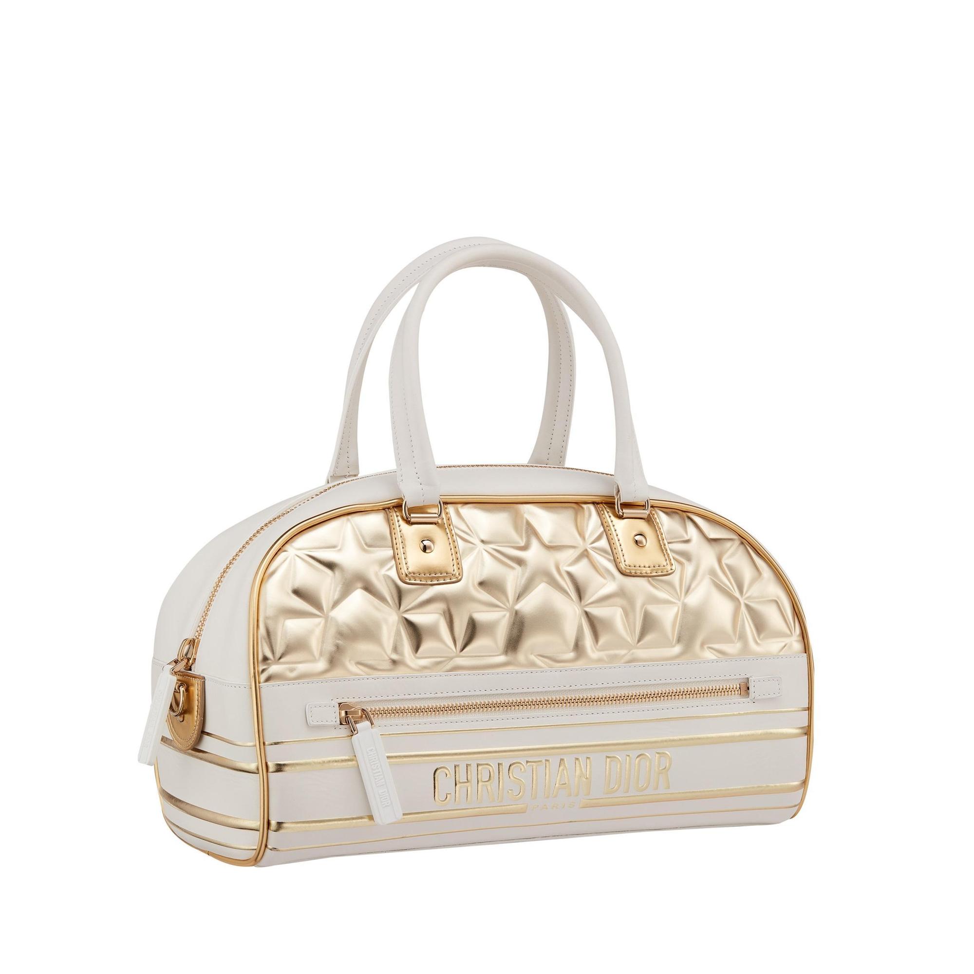 Dior Vibe Zip Bowling金色星星壓紋小牛皮中型提包。NT$145,000(DIOR提供)