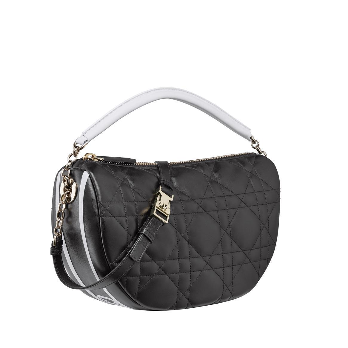 Dior Vibe Hobo黑色籐格紋羊皮中型肩背包與白色手提把。NT$110,000(DIOR提供)