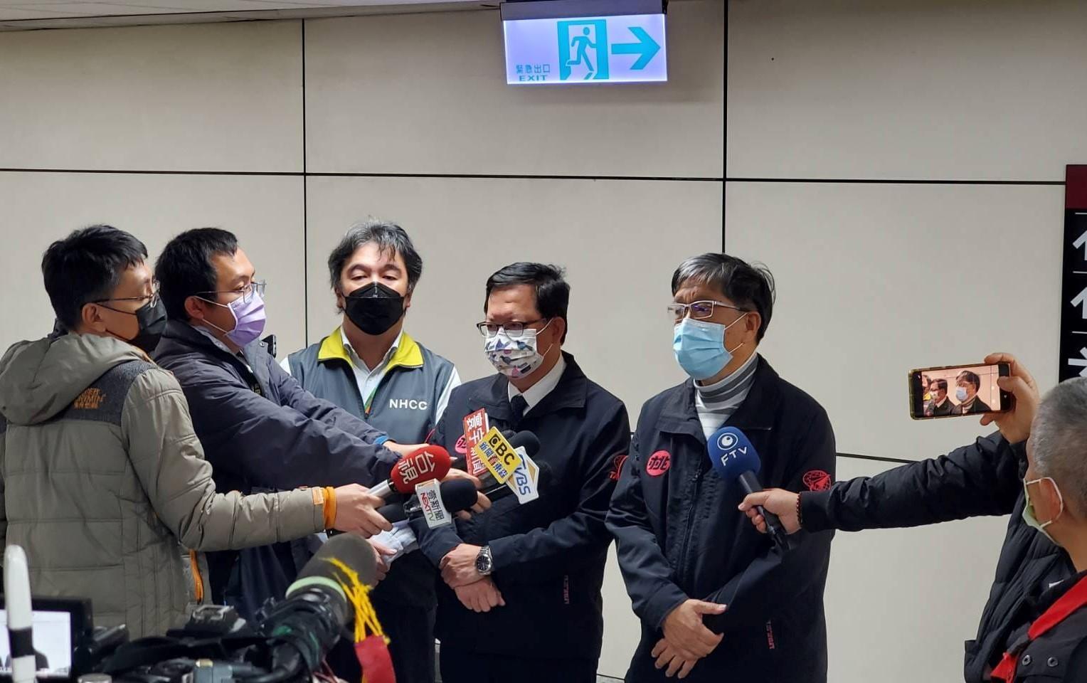 王必勝(左3)研判桃機群聚案的感染源頭是6號行李轉盤旁廁所及P3停車場廁所。(翻攝自王必勝臉書)