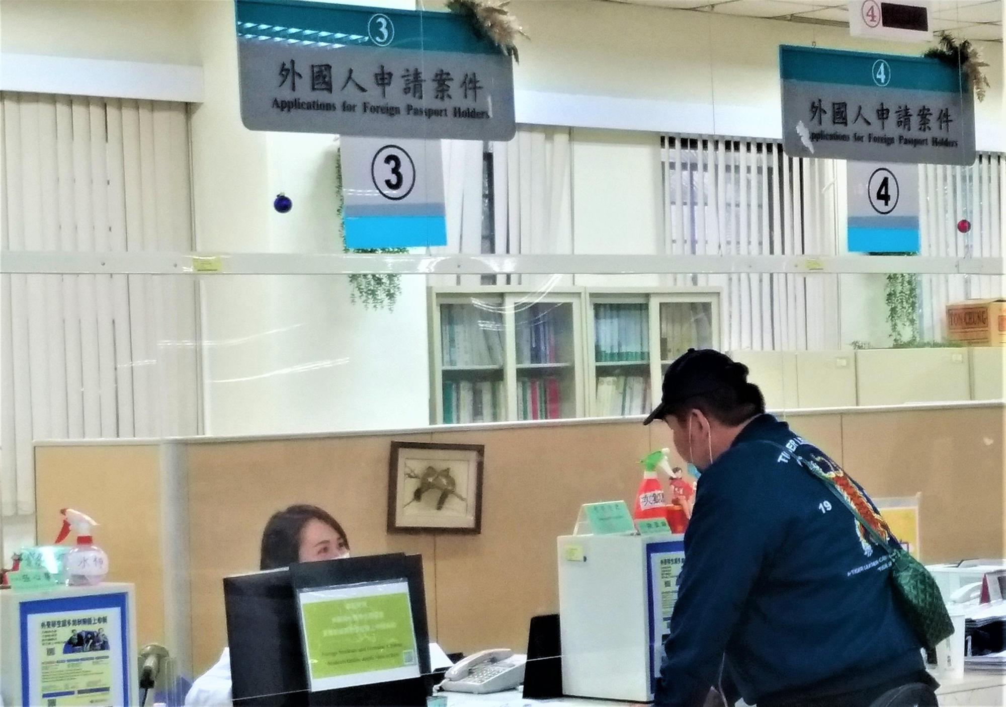 內政部今天第19次自動延長外國人合法在台停留超過180日者，停留期限再次自動延長30日的便民措施。（移民署提供）