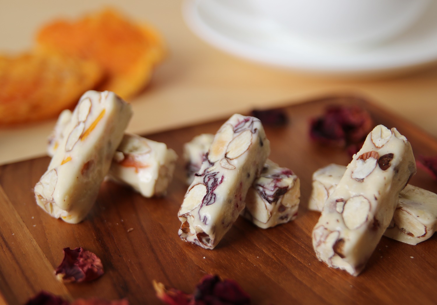 美食家葉怡蘭主理的PEKOE食品雜貨鋪將經典牛軋糖加入法式新滋味。（PEKOE提供）