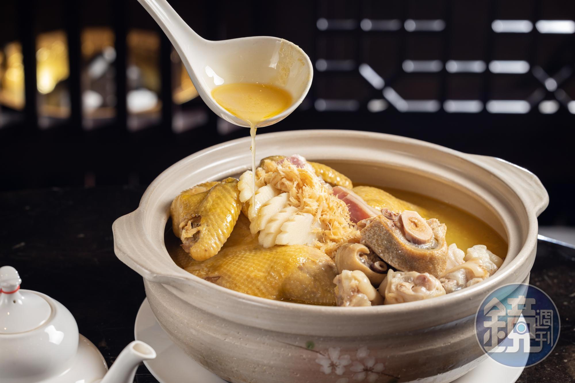 用料豪華的「火瞳雞湯」，必喝那一口耗時費工熬出的黃湯。（2,288元／份）