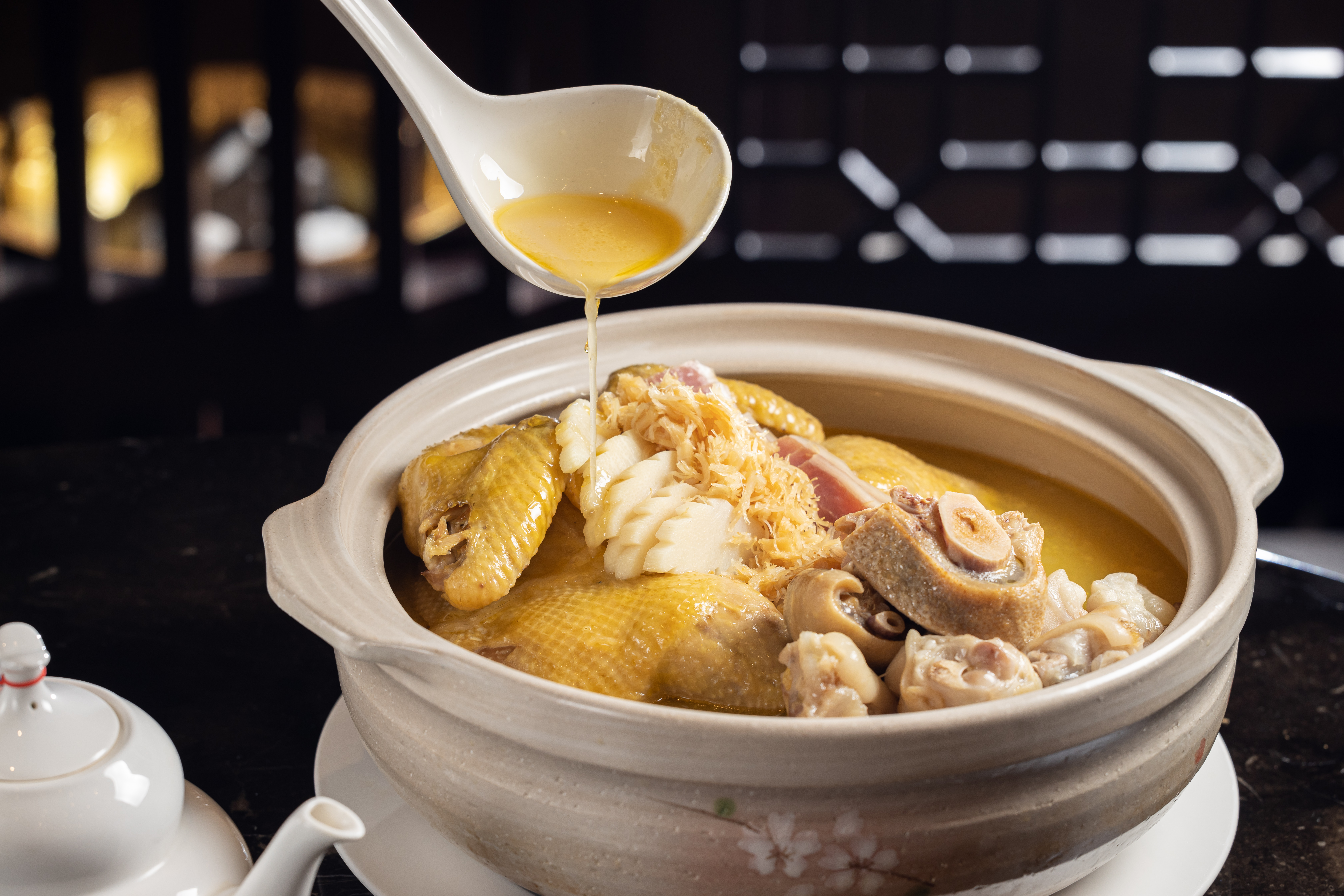 用料豪華的「火瞳雞湯」,必喝那一口耗時費工熬出的黃湯。(2,288元/份)