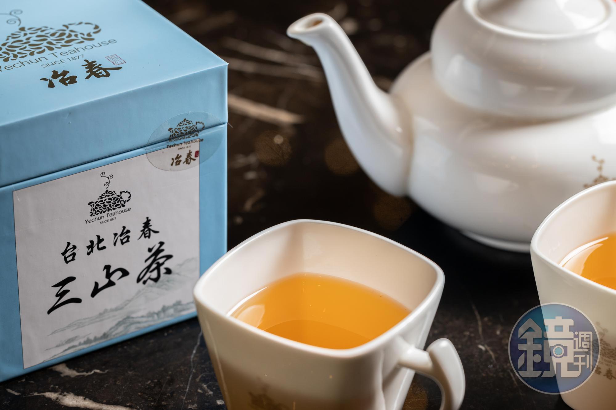 冶春訂製的「三山茶」，混調合歡山、梨山、阿里山的好茶，韻味甘醇，適合當春節伴手禮。（333元／盒）