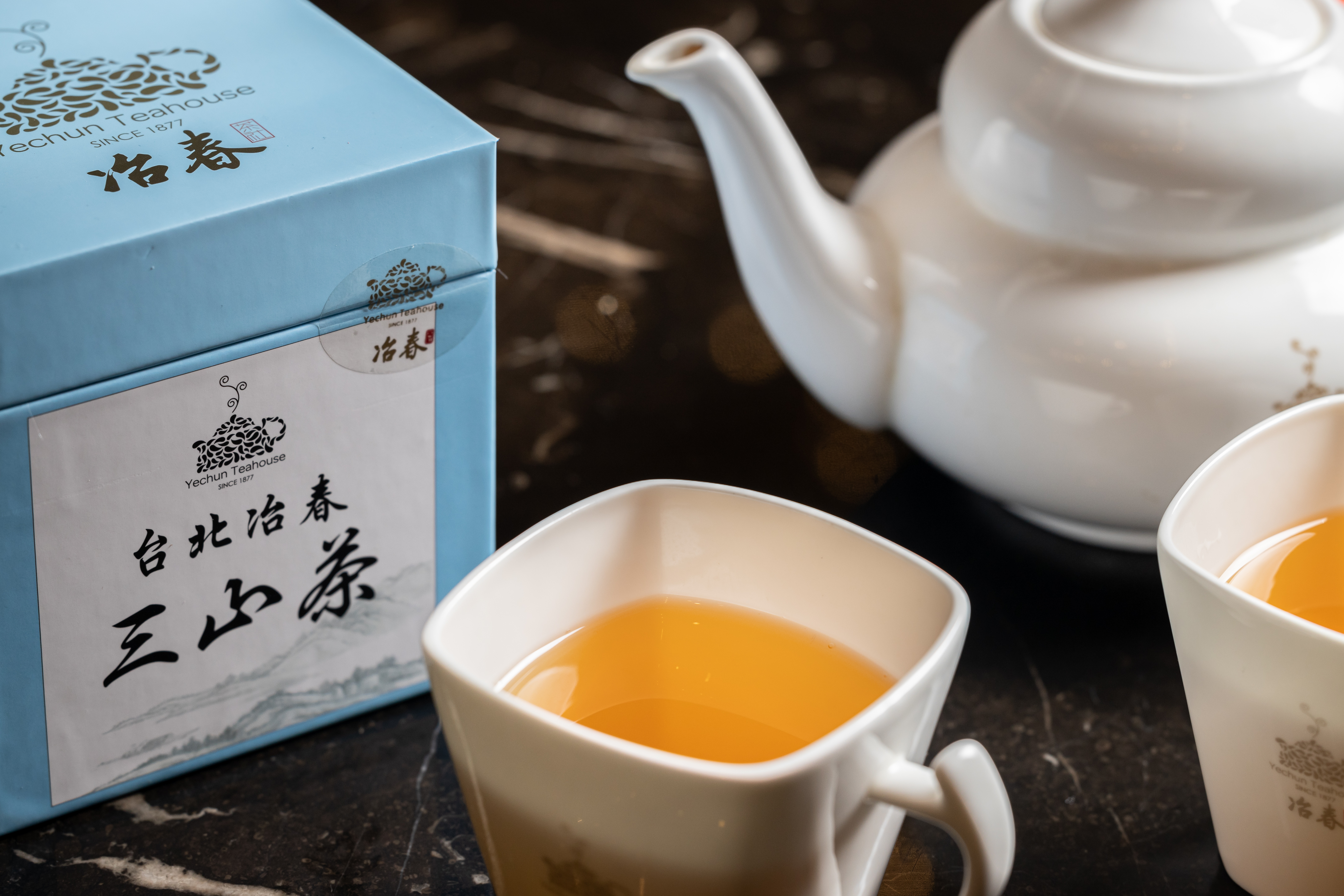 冶春訂製的「三山茶」,混調合歡山、梨山、阿里山的好茶,韻味甘醇,適合當春節伴手禮。(333元/盒)
