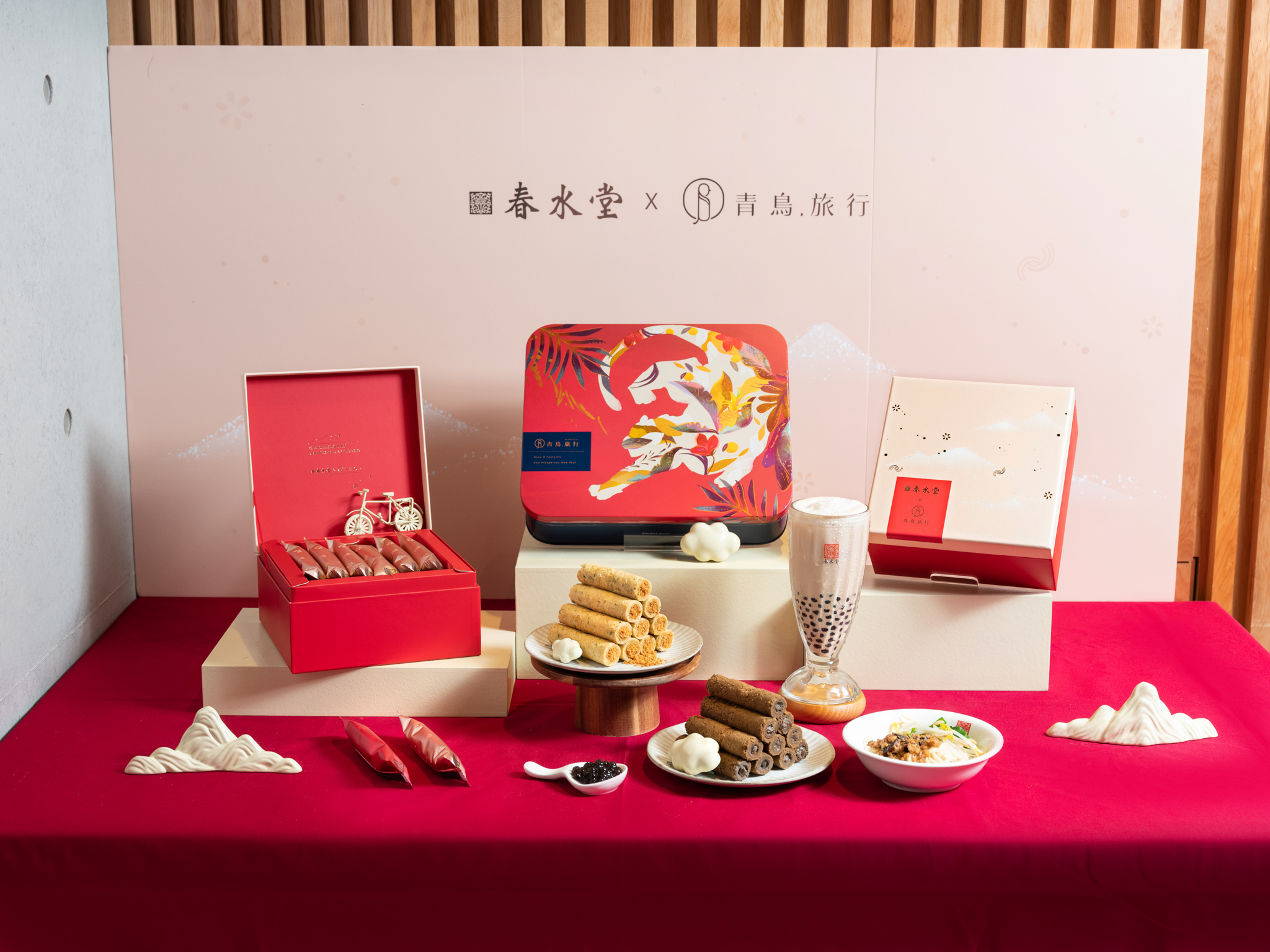 青鳥旅行與春水堂跨界合作推出「青揚春盛｜聯名蛋捲禮盒」，在網上開賣後熱銷一空，目前僅剩門市據點提供現場購買。
