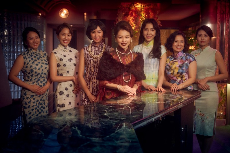 9m88（左3）在劇中客串徐若瑄旗下的小姐。（爵士寶貝提供）