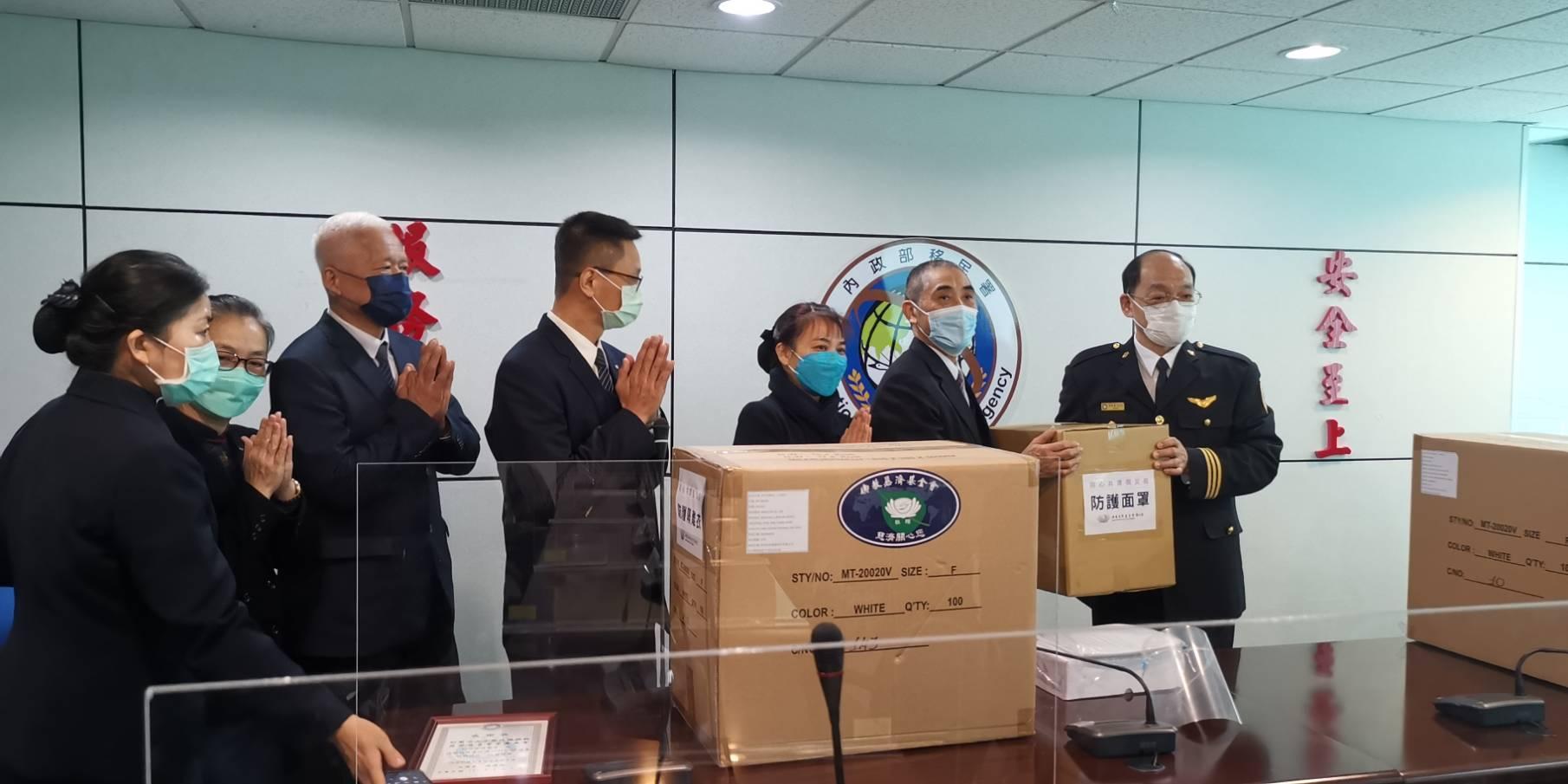 慈濟基金會捐贈防護隔離衣、防護面罩及福慧珍粥等物資，供移民署國境事務大隊使用，由副大隊長孫圖華（右）代表接受捐贈。（慈濟基金會提供）