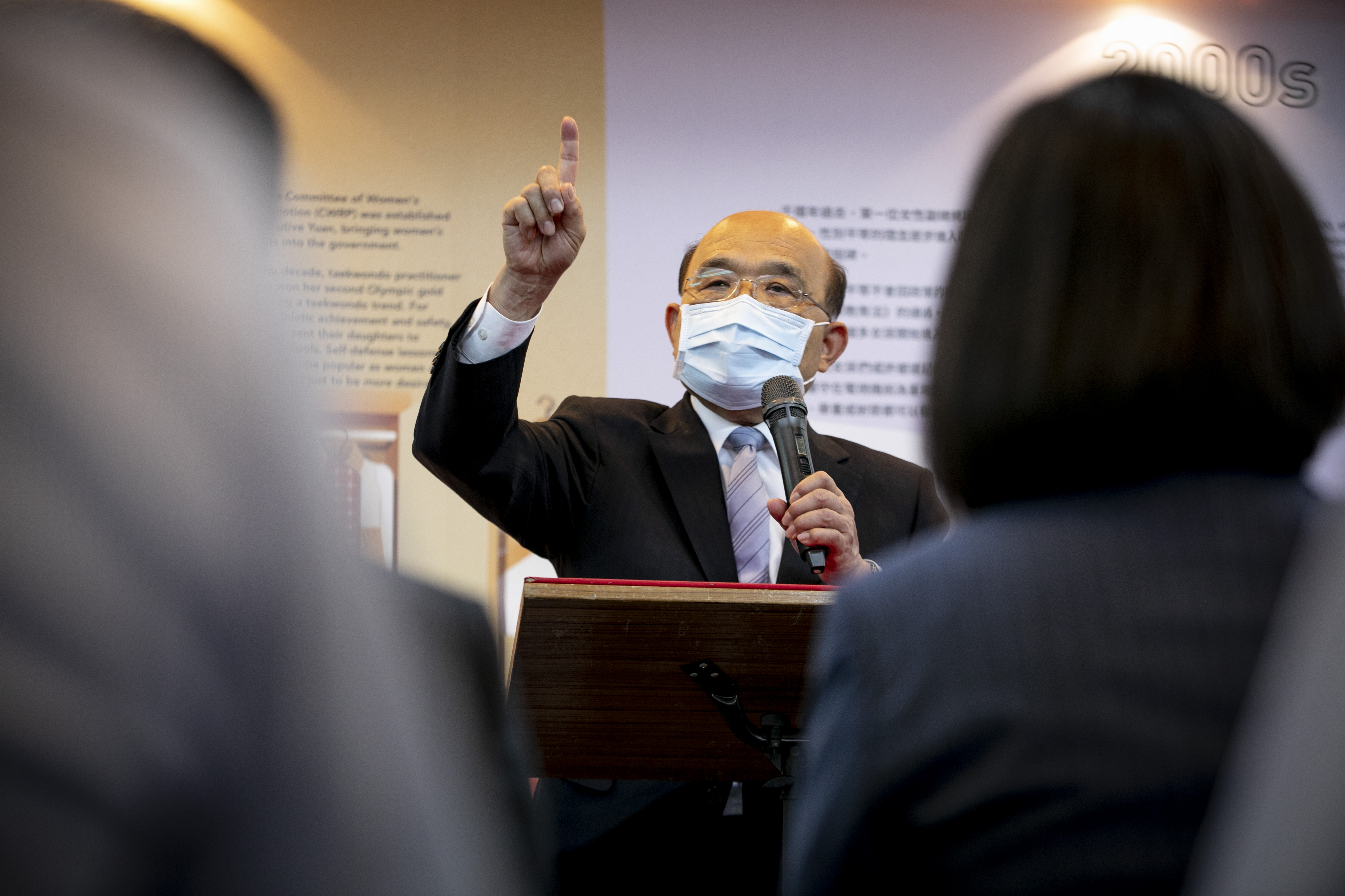 行政院長蘇貞昌因坐鎮防疫，宣布取消出席雙林站台行程。（本刊資料照）