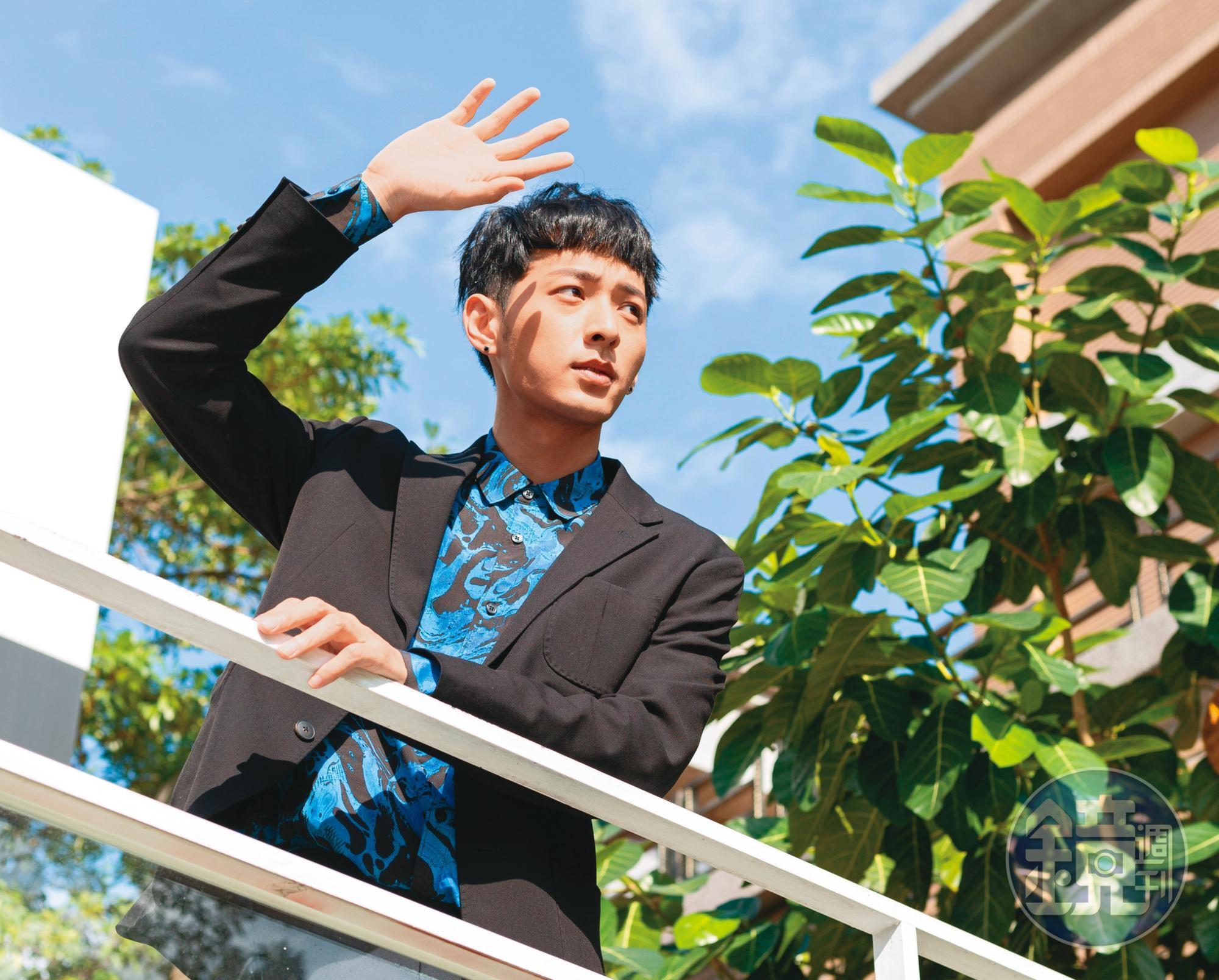 岳軒大學時就是風雲人物,出道後為了當演員,吃過不少苦頭。