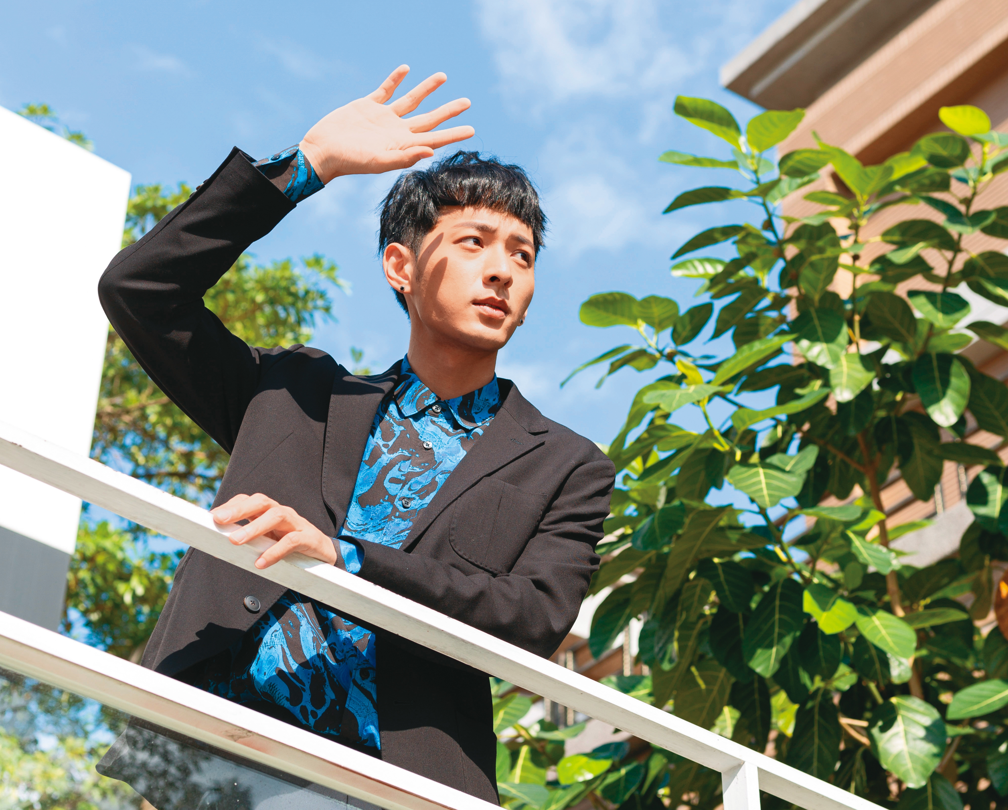 岳軒大學時就是風雲人物，出道後為了當演員，吃過不少苦頭。