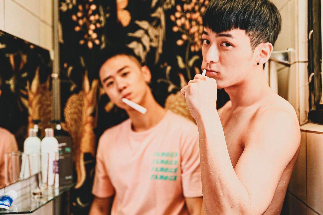岳軒(右)剛出道時陸續演出BL劇《小光》《撲倒吧!男孩》,獲得不少腐女喜愛。左為吳秩多。(翻攝自岳軒IG)
