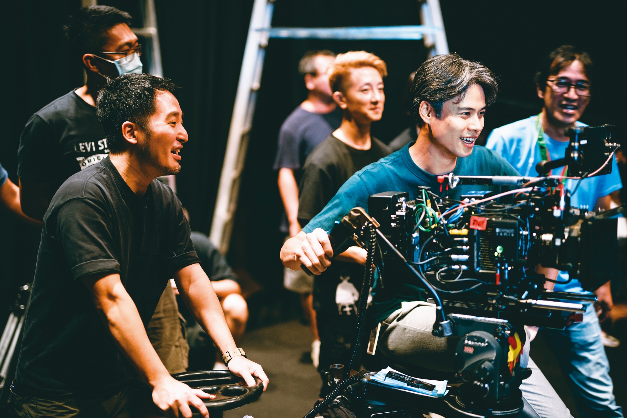 吳定謙（前排右）找來好友李中（前排左）共同執導，2人相輔相成，加速製作進度。（武童文化提供）