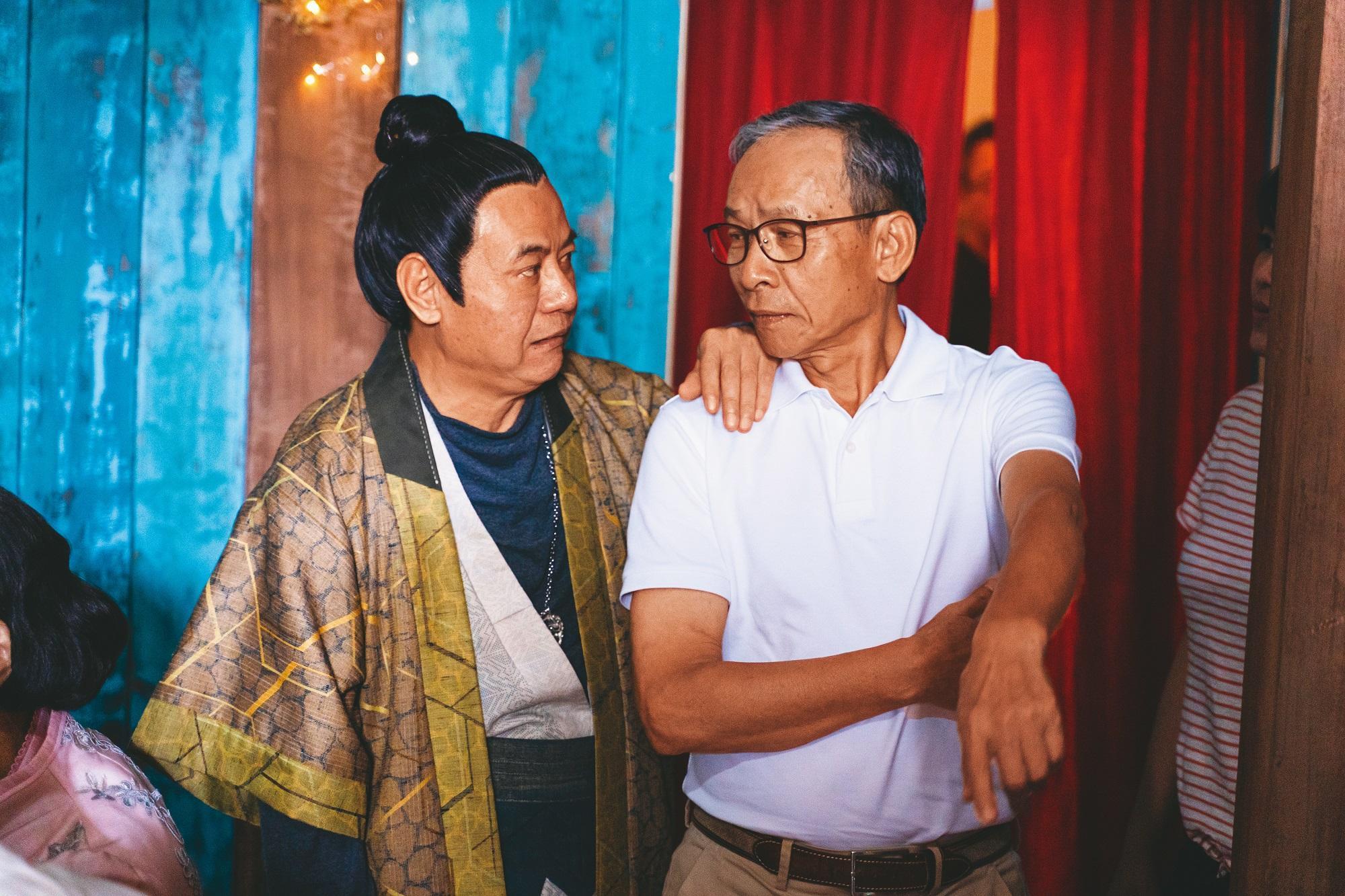 藝術總監吳念真(右)與主演蔡振南(左)是多年好友,在片場有許多有趣互動。(武童文化提供)